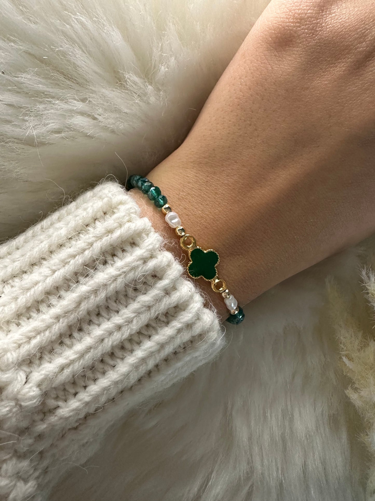 Perlenarmband mit Grünen Kristallperlen und Kleeblatt Anhänger - 10350