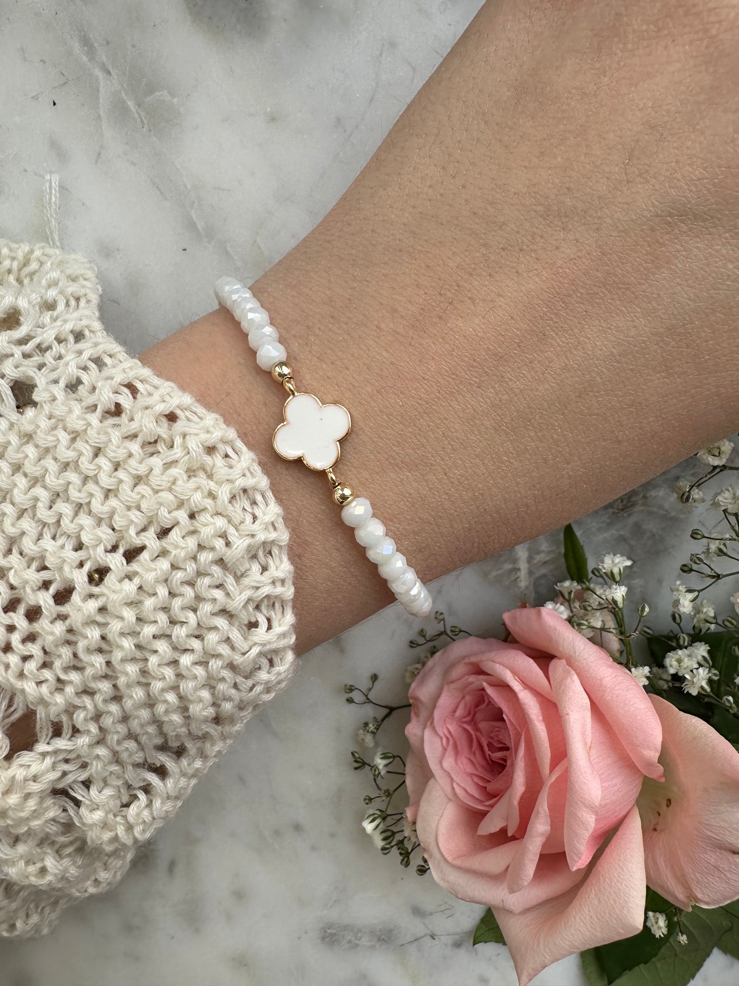 Perlenarmband mit weißen Kristallperlen und Kleeblatt Anhänger - 10417
