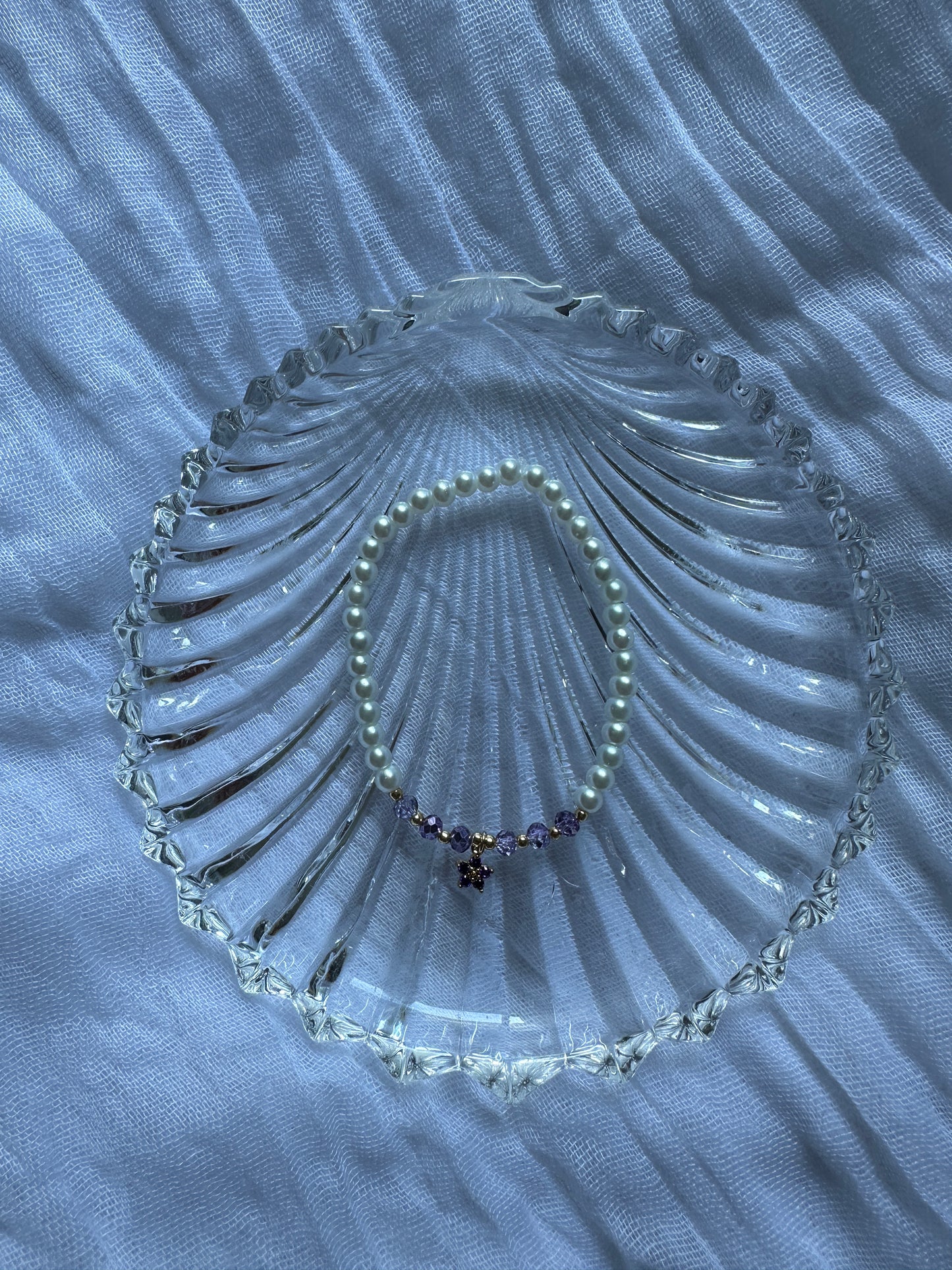 Perlenarmband mit Weißen Perlen und Lila Kristallperlen und Blumen Anhänger - 10336