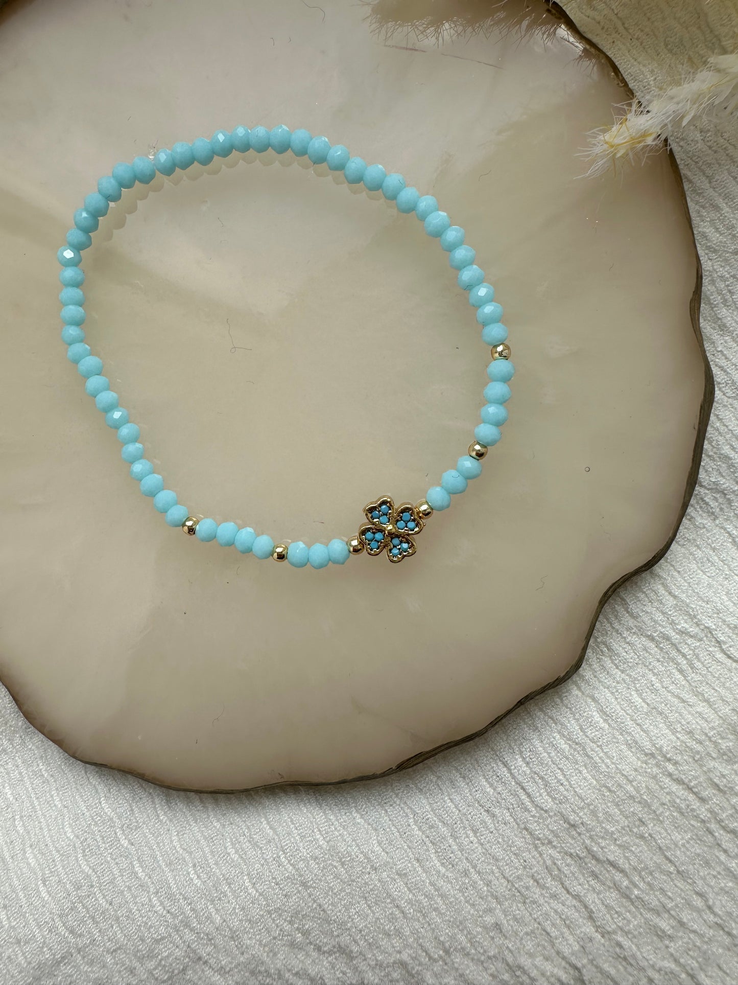 Perlenarmband mit Blauen Kristallperlen und Kleeblatt Anhänger - 10236