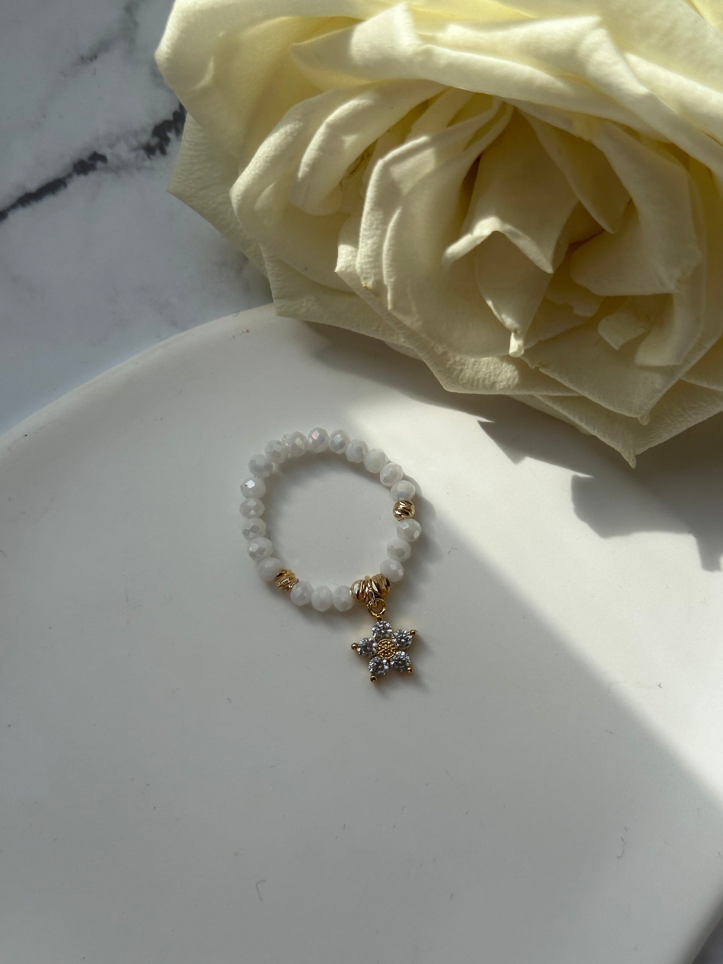 Perlenring mit Weißen Kristallperlen und goldenen Details + Blumen Anhänger - 10911