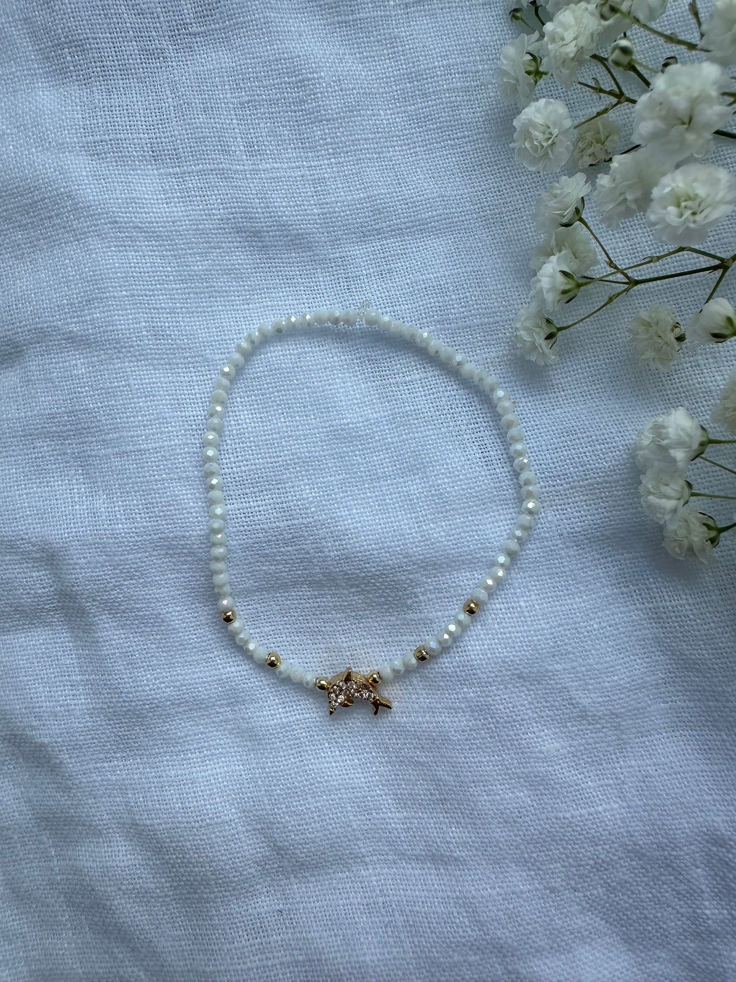 Perlenarmband mit Weißen Kristallperlen und Delfin Anhänger - 10438