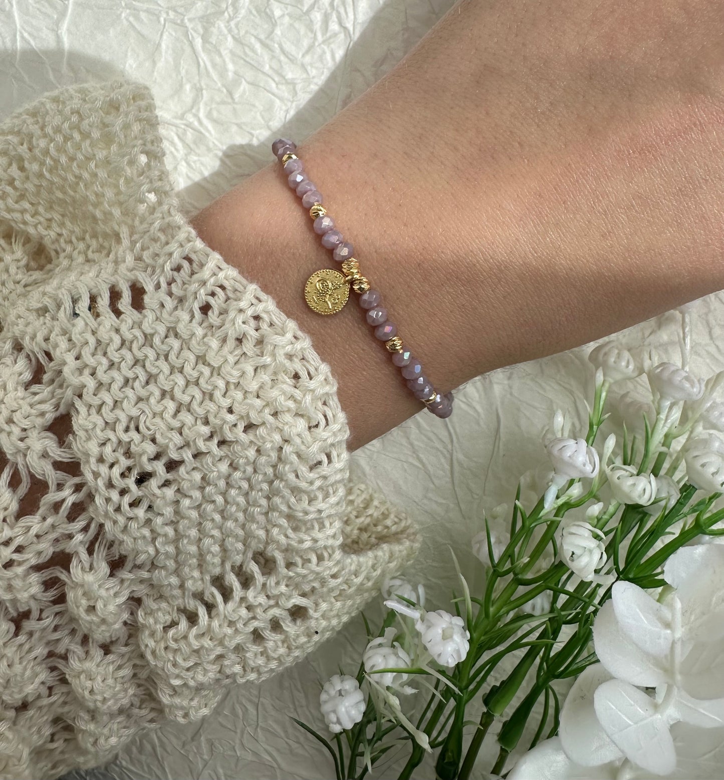 Perlenarmband mit Fliederfarbenen Perlen und Goldenen Taler Anhänger - 10396
