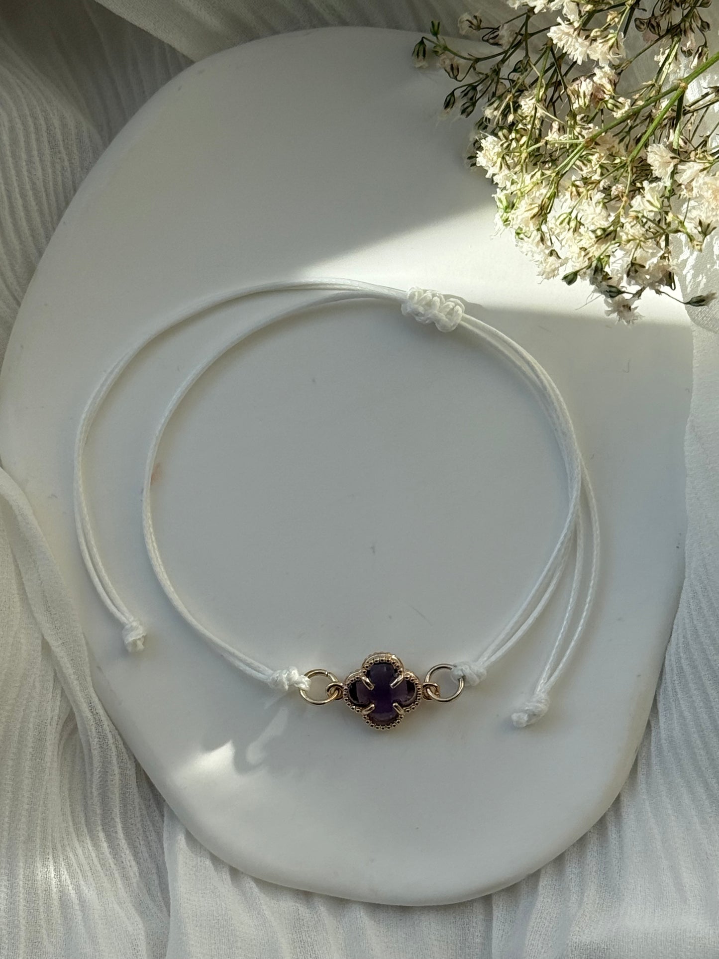 Verstellbares Stoffarmband mit Kleeblatt Anhänger - 10988