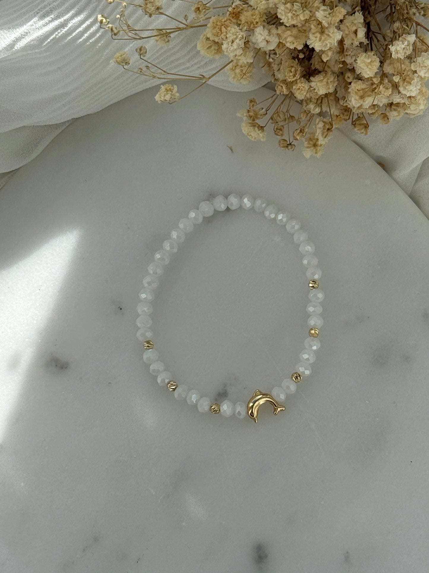 Perlenarmband mit Weißen Kristallperlen, Goldenen Perlen + Delfin Anhänger - 2177