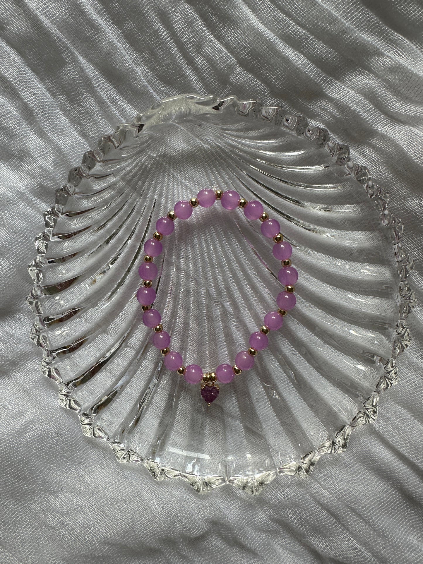 Perlenarmband mit Lila Glasperlen und Herz Anhänger - 10278