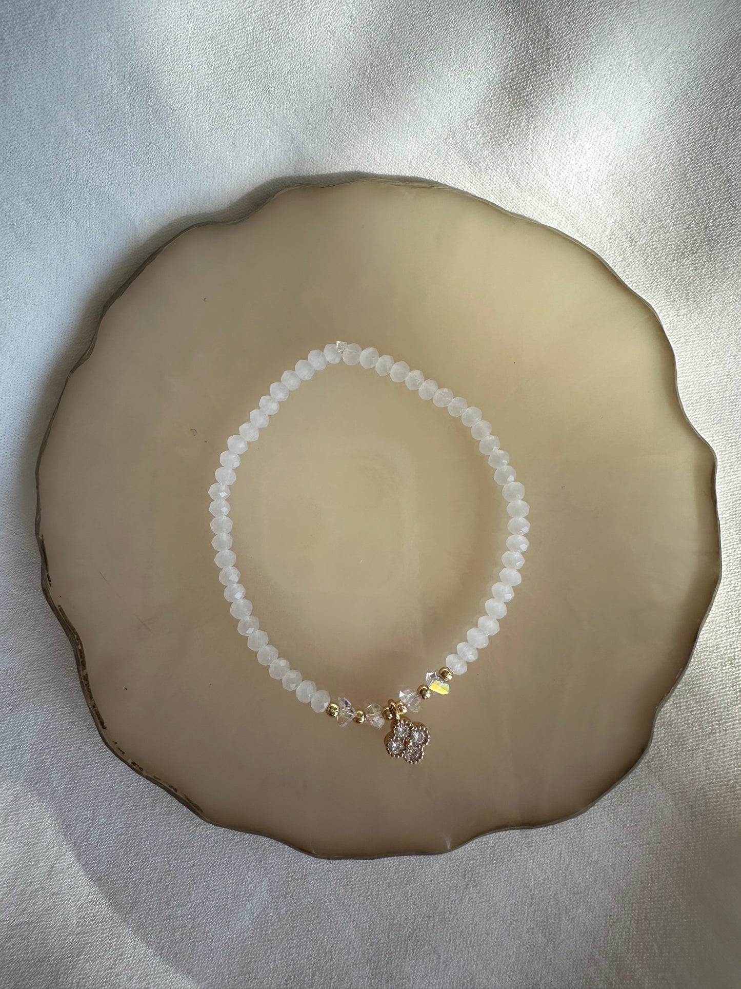 Perlenarmband mit Weißen Kristallperlen und Kleeblatt Anhänger - 10464