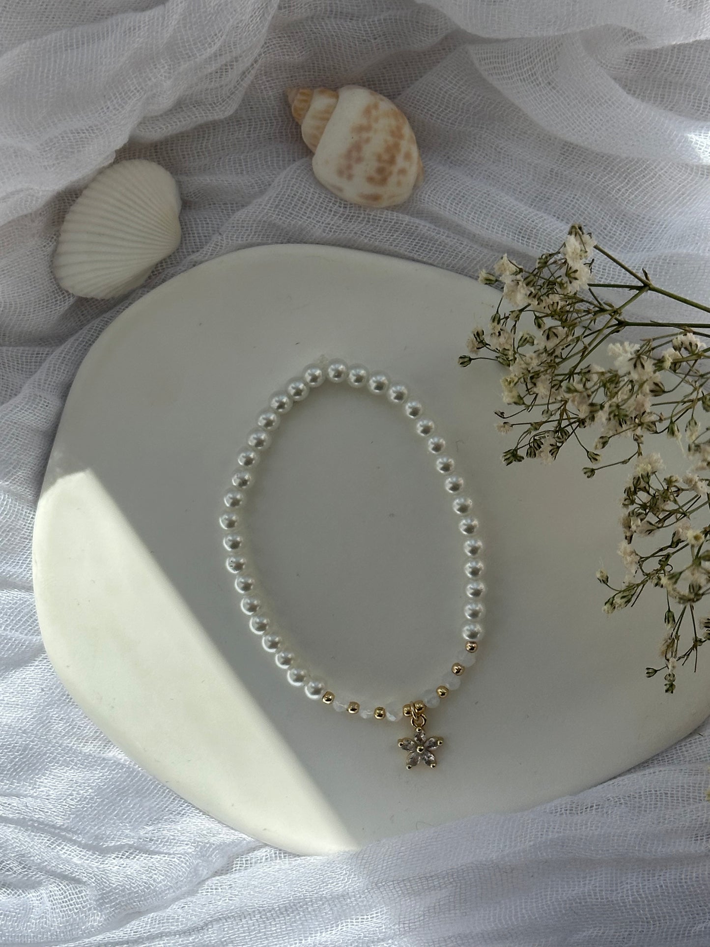 Perlenarmband mit Weißen Perlen, Weißen Kristallperlen und Goldenen Perlen + Blumen Anhänger - 10848