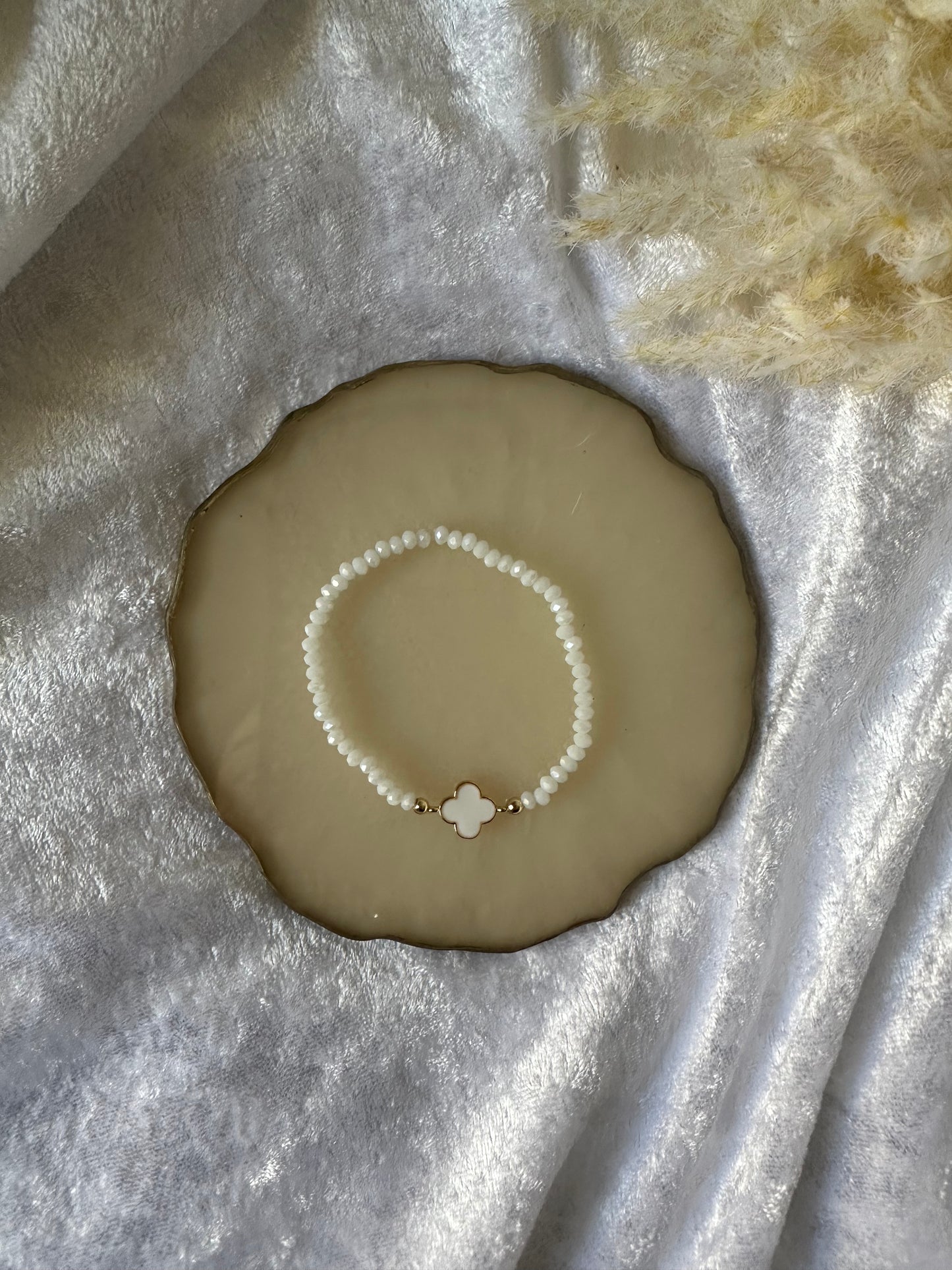 Perlenarmband mit weißen Kristallperlen und Kleeblatt Anhänger - 10415