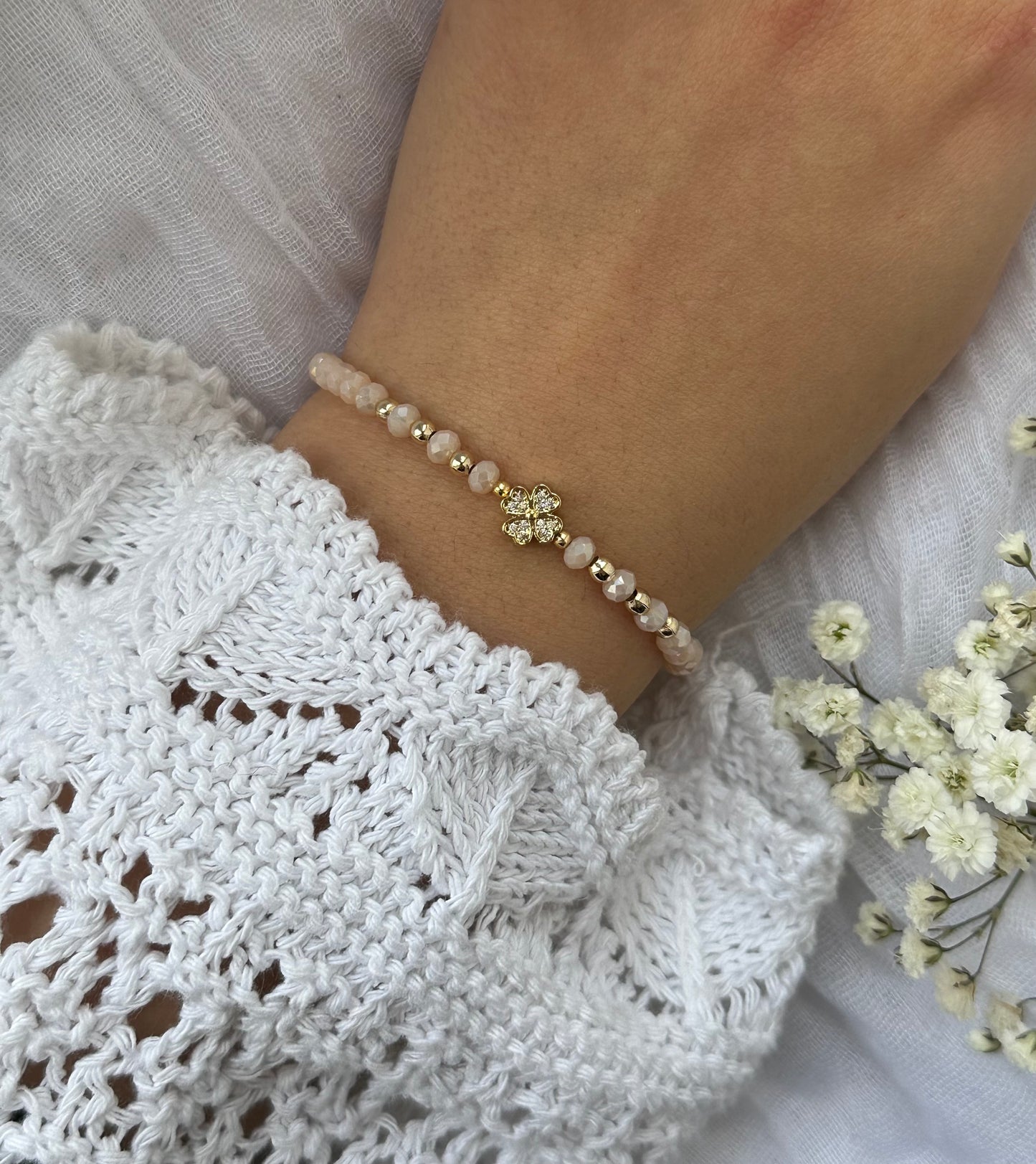Perlenarmband mit Beigen Kristallperlen und Zirkonia Kleeblatt Anhänger - 10521