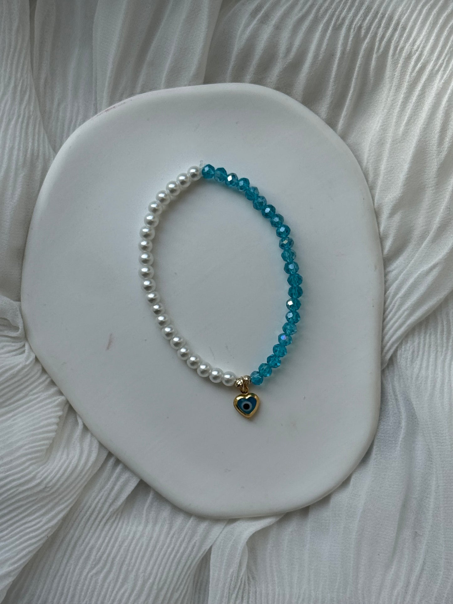 Perlenarmband half & half mit Weißen Glasperlen, Blauen Kristallperlen und Goldenen Perlen + Nazar Herz Anhänger - 111222