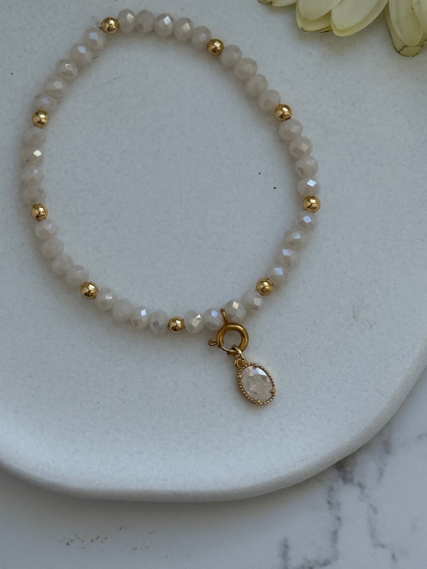 Perlenarmband mit Beigen Kristallperlen und Goldenen Perlen + Stein Anhänger - 2079