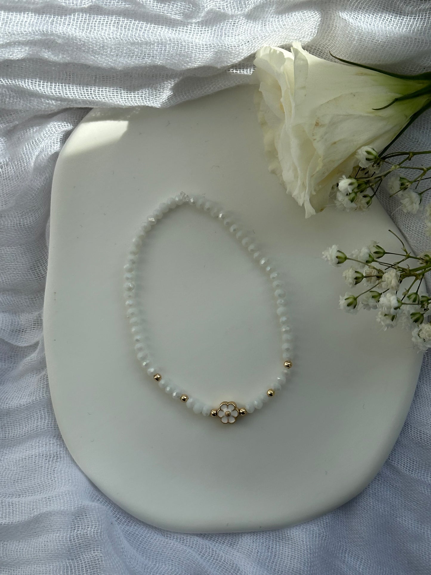 Perlenarmband mit Weißen Kristallperlen und Blumen Anhänger - 10551