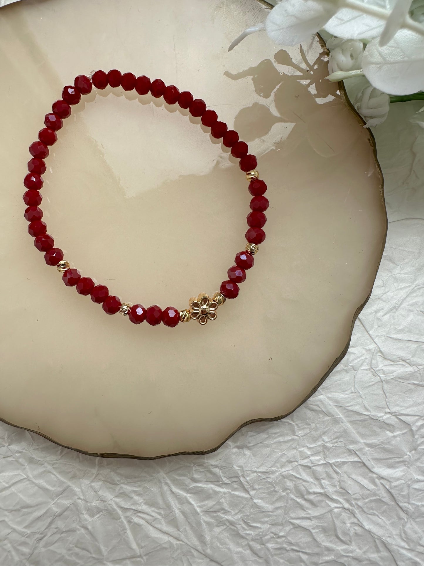 Perlenarmband mit Roten Perlen und Blumen Anhänger - 10364