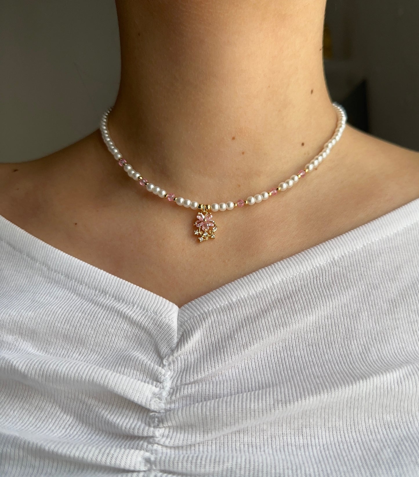 Perlenkette mit Weißen Perlen und Rosa Kristallperlen + Zirkonia Blumen Anhänger - 10612