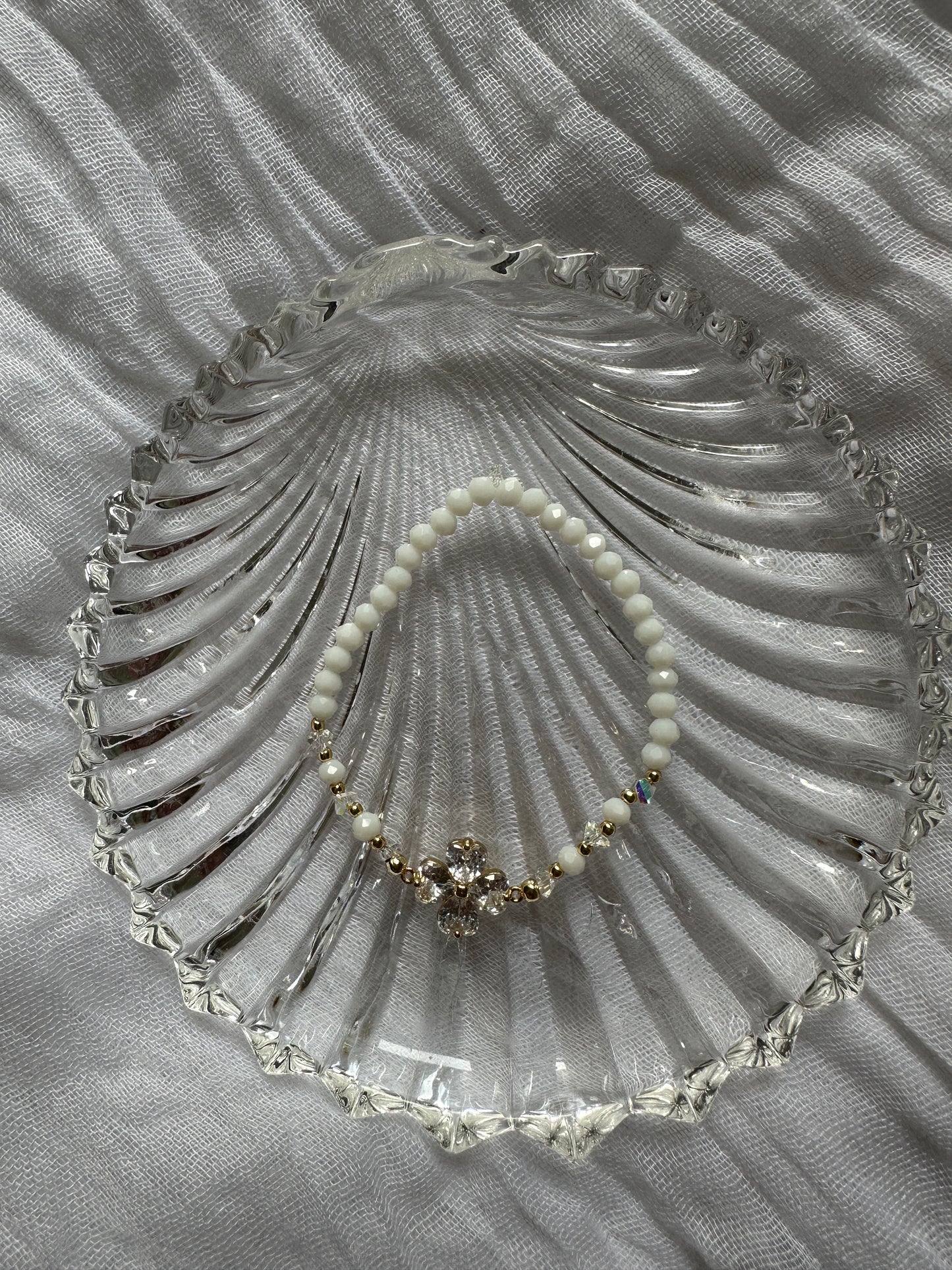 Perlenarmband mit Weißen Kristallperlen und Zirkonia Kleeblatt Anhänger - 10444
