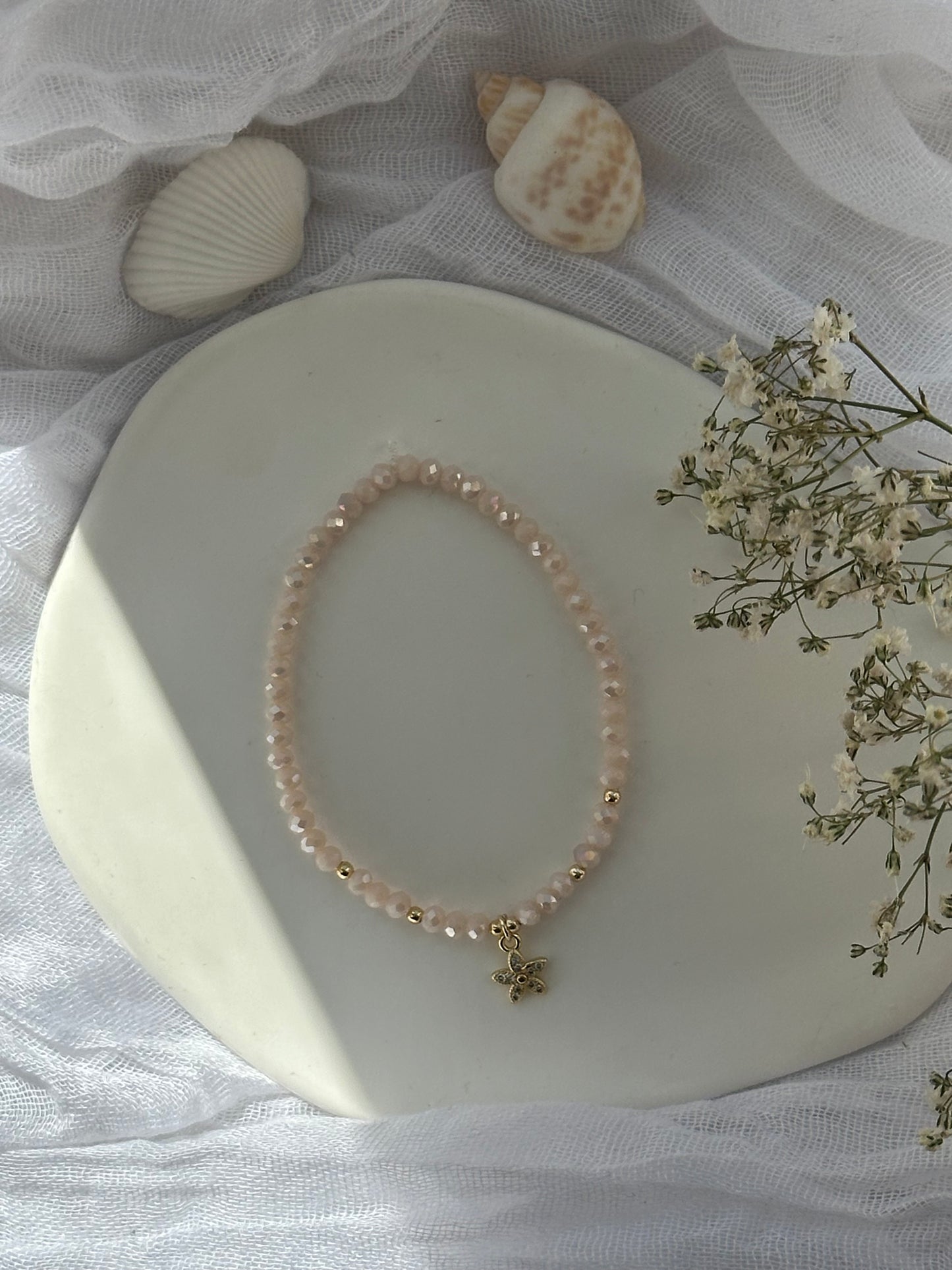 Perlenarmband mit Beigen Kristallperlen und Goldenen Perlen + Blumen Anhänger - 10849