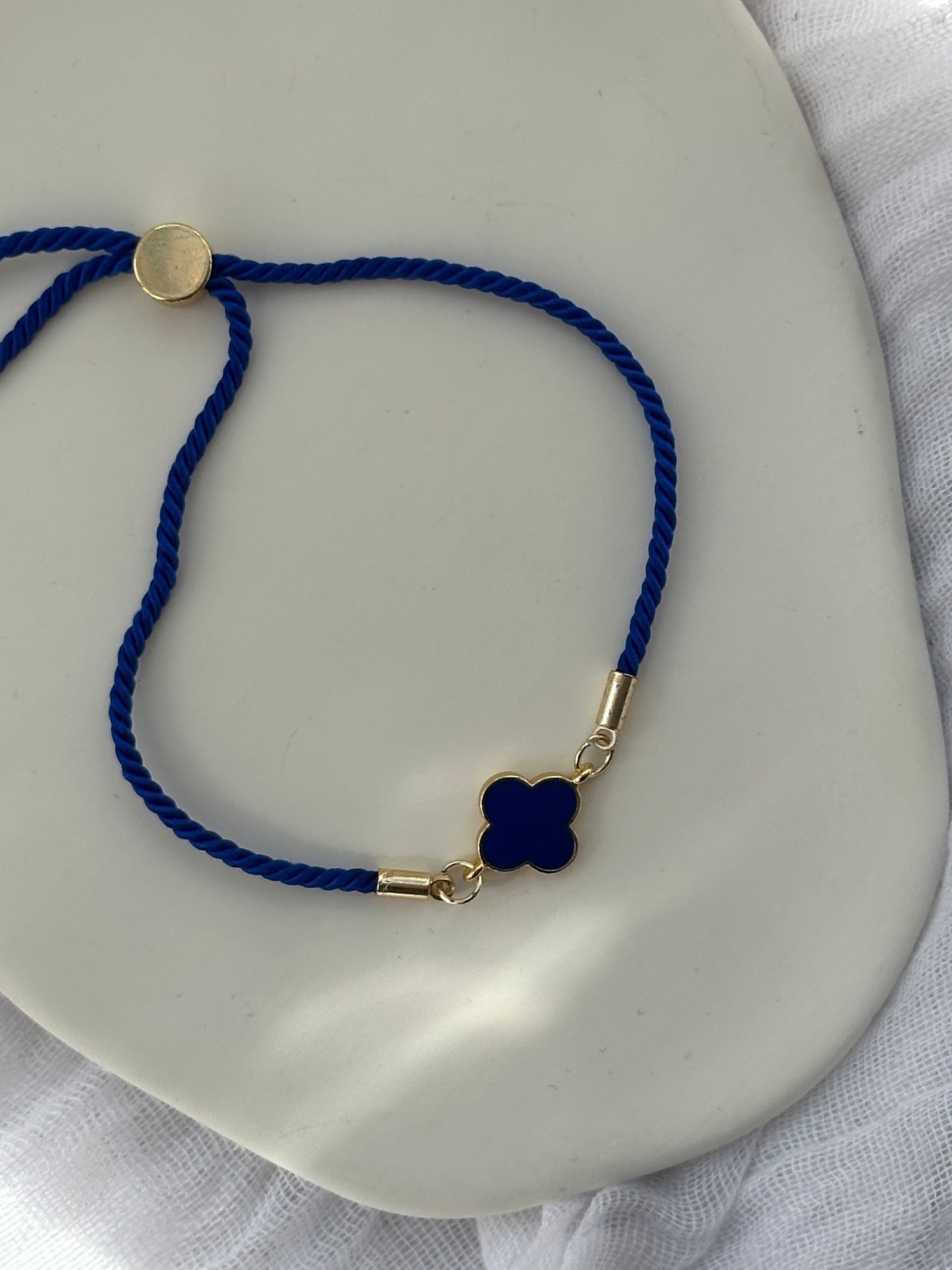 Verstellbares Stoffarmband mit Kleeblatt Anhänger - 10862