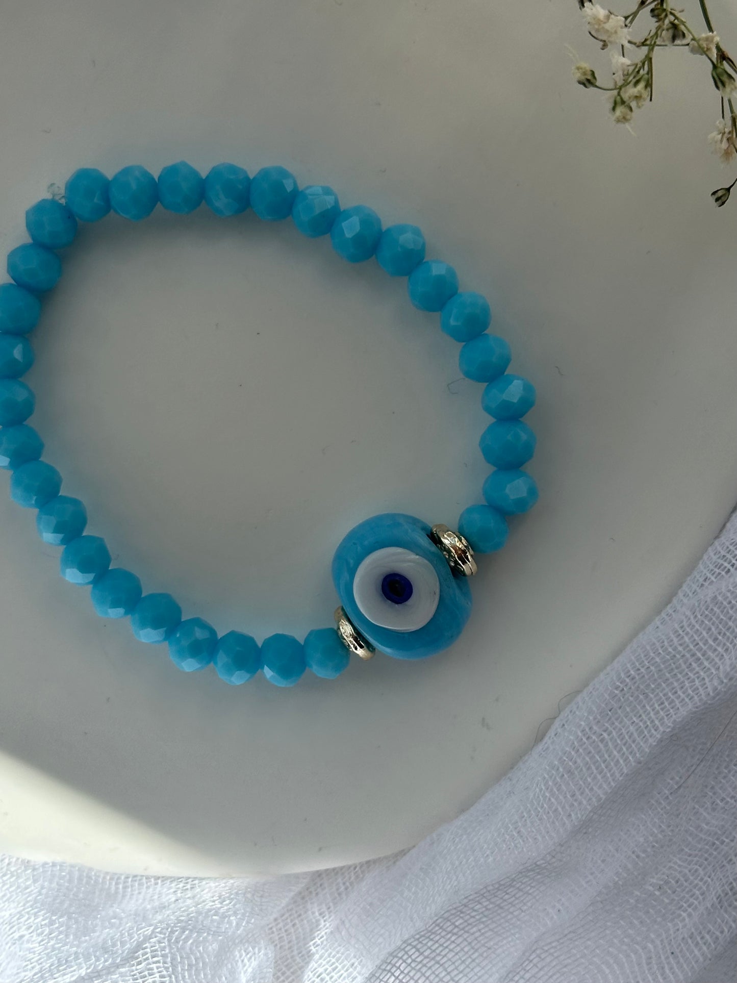 Perlenarmband mit Blauen Kristallperlen und goldenen Details + Nazar Anhänger - 10810