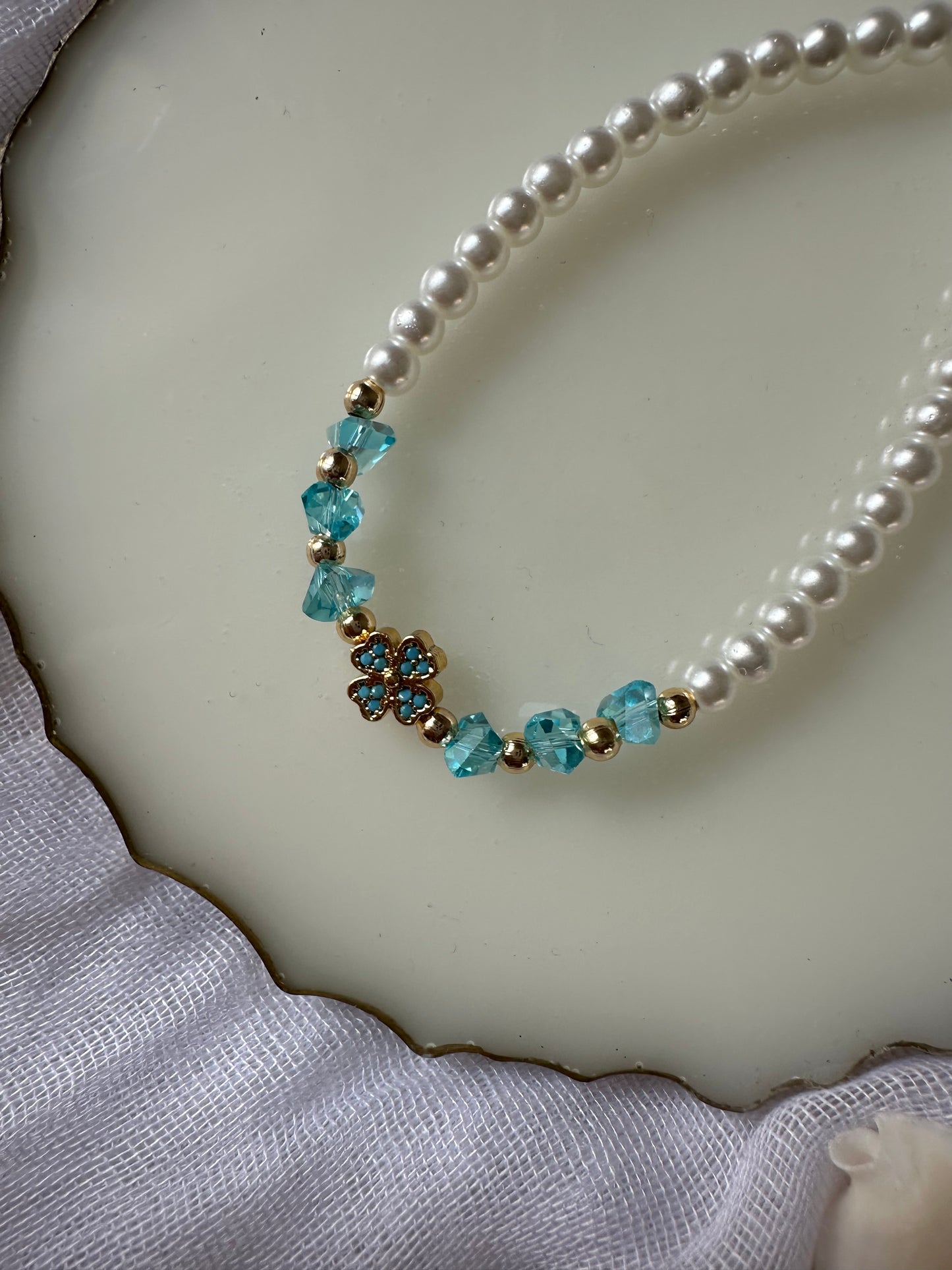 Perlenarmband mit Weißen Perlen und Blauen Kristallperlen und Kleeblatt Anhänger - 10398
