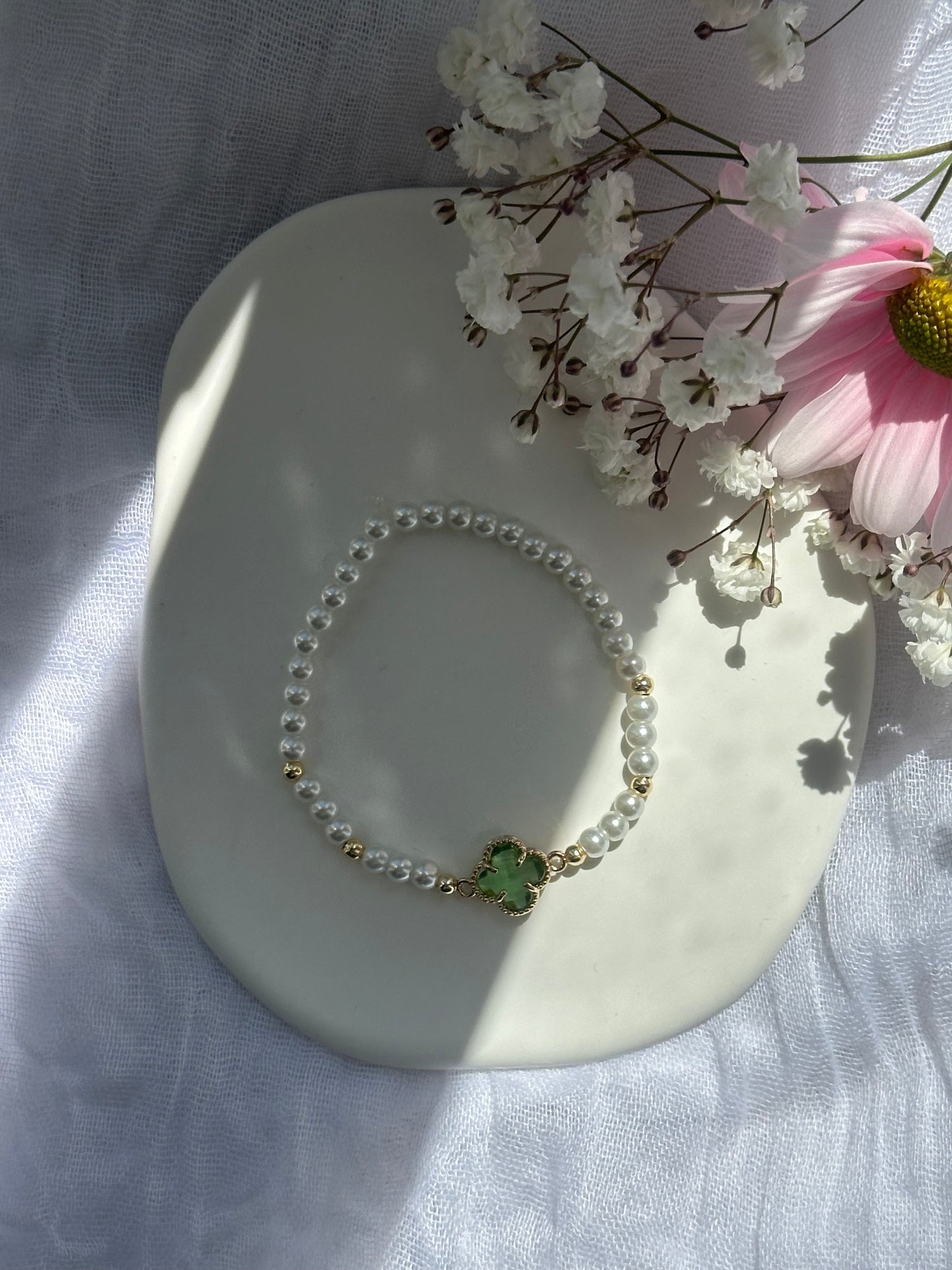 Perlenarmband mit Weißen Glasperlen und goldenen Details + Kleeblatt Anhänger - 10722