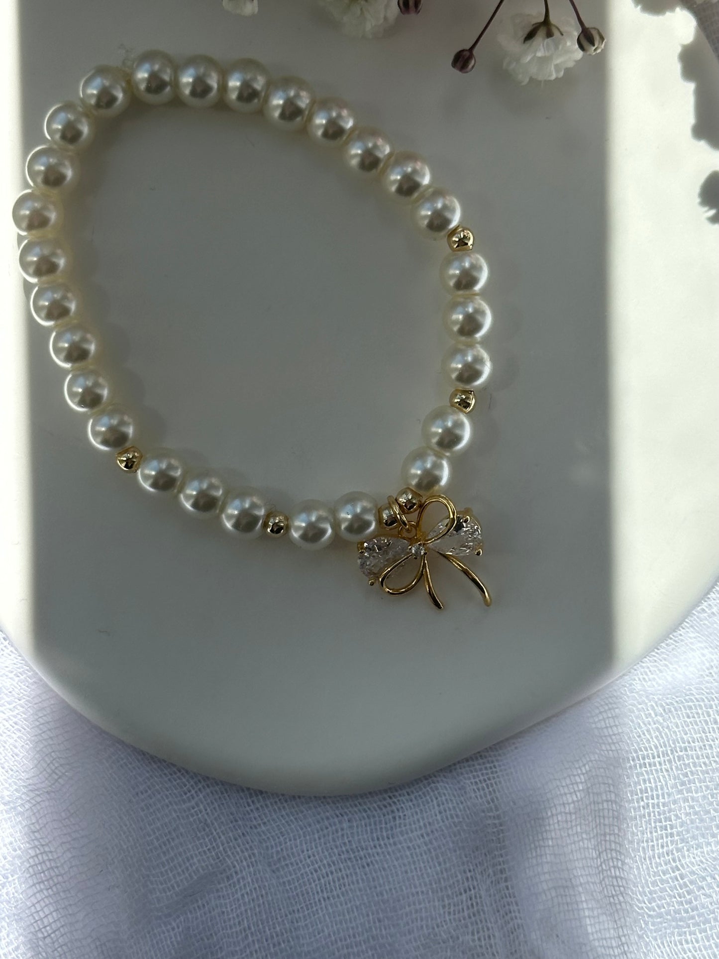 Perlenarmband mit Beigen Glasperlen und goldenen Details + Schleifen Anhänger - 10726