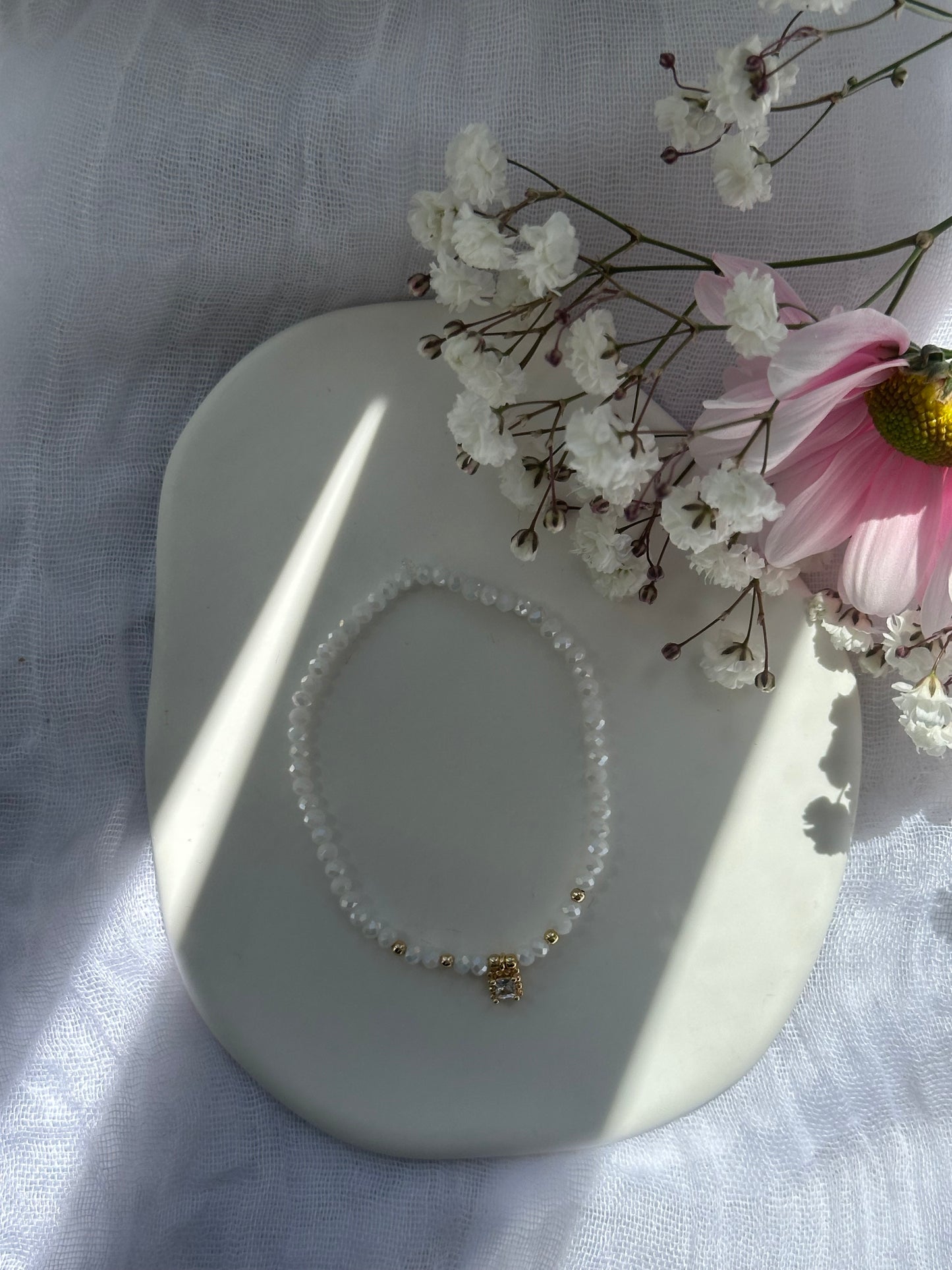Perlenarmband mit Weißen Kristallperlen und goldenen Details + Zirkonia Anhänger - 10730