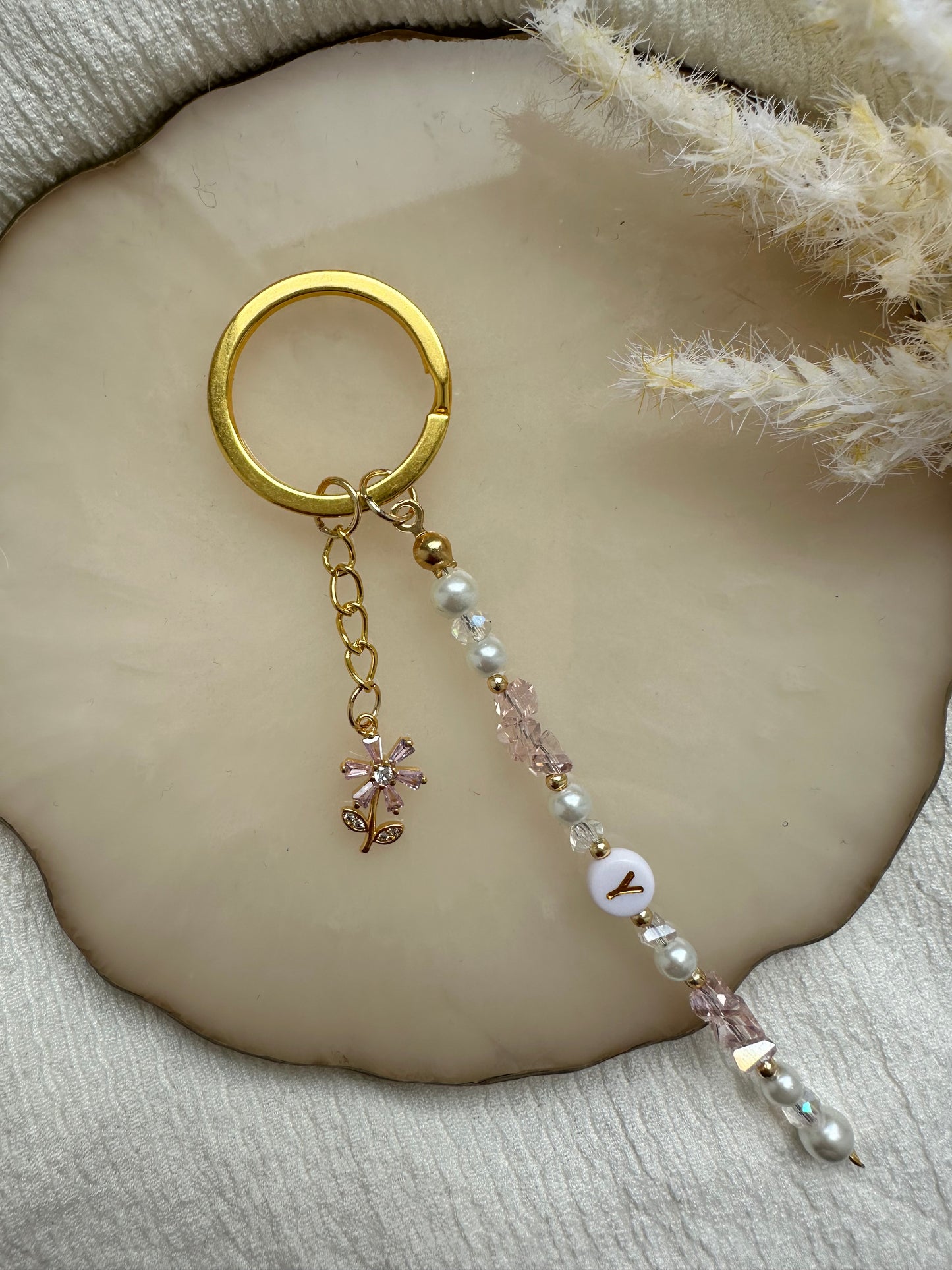 Personalisierter Schlüsselanhänger mit Weißen und Rosa Perlen und Blumen Anhänger - 10054