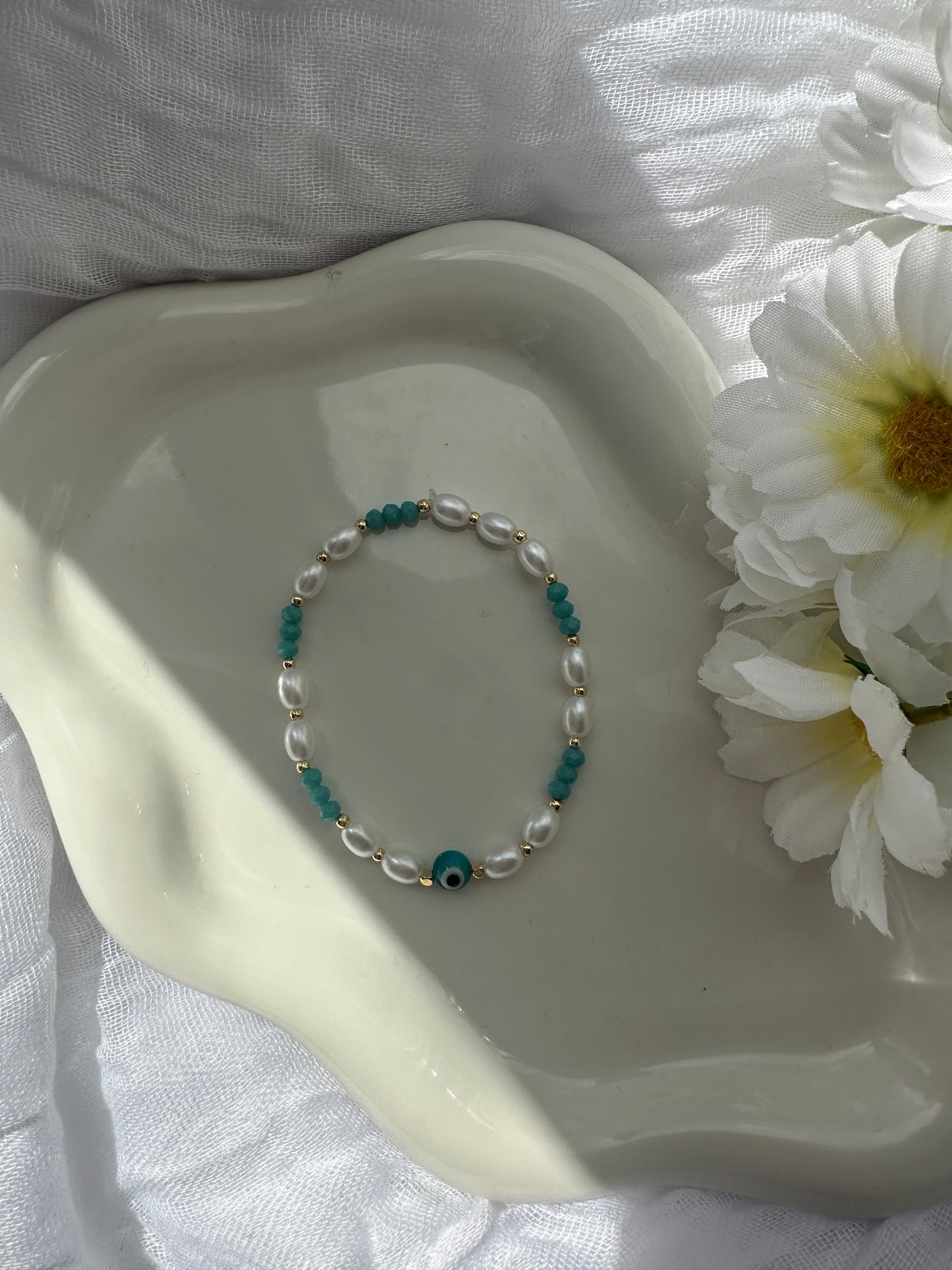 Perlenarmband mit Weißen und Türkisen Perlen und Nazar - 10250
