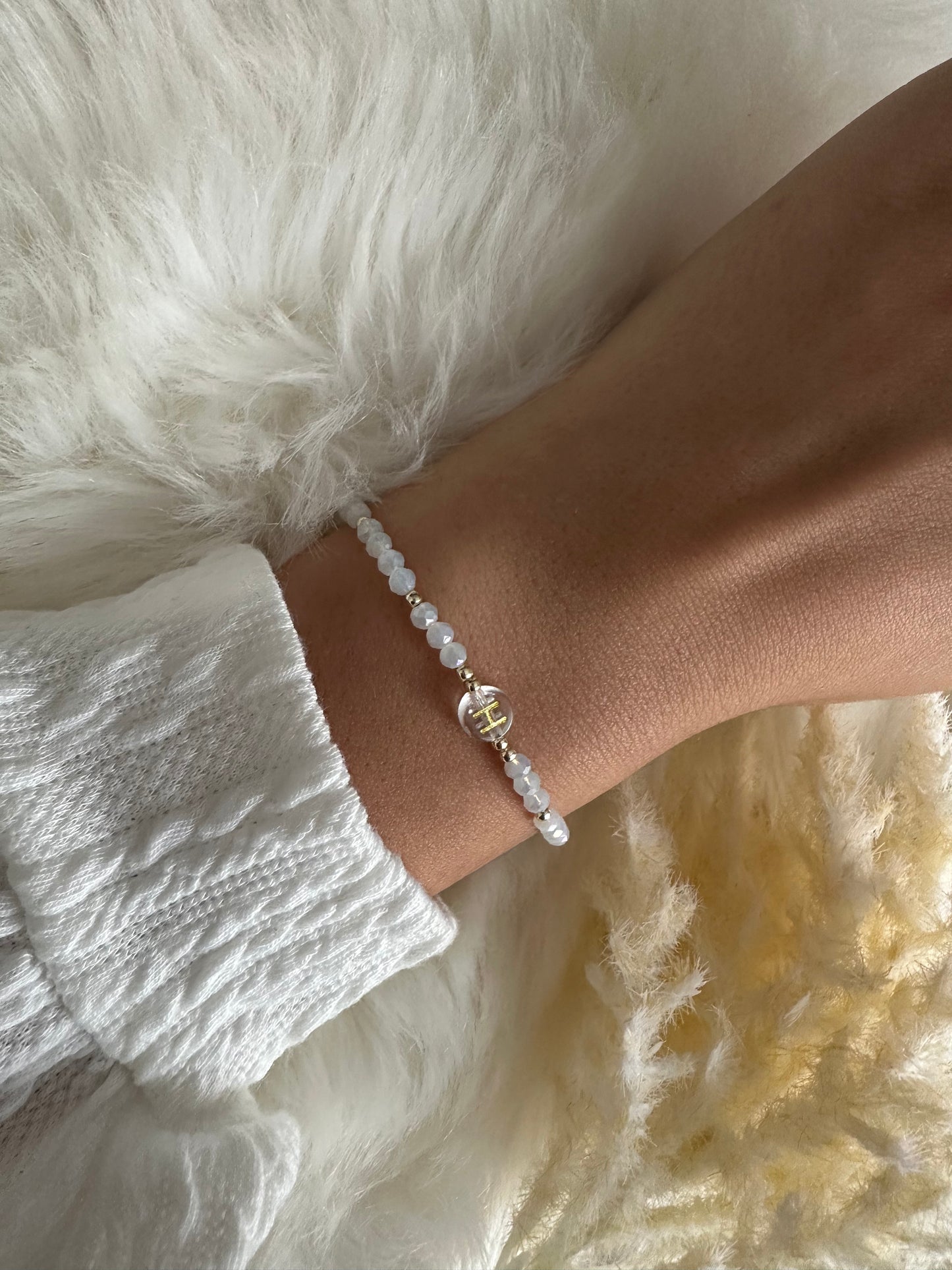 Perlenarmband mit weißen Kristallperlen personalisiert mit einer Buchstaben Perle - 10471