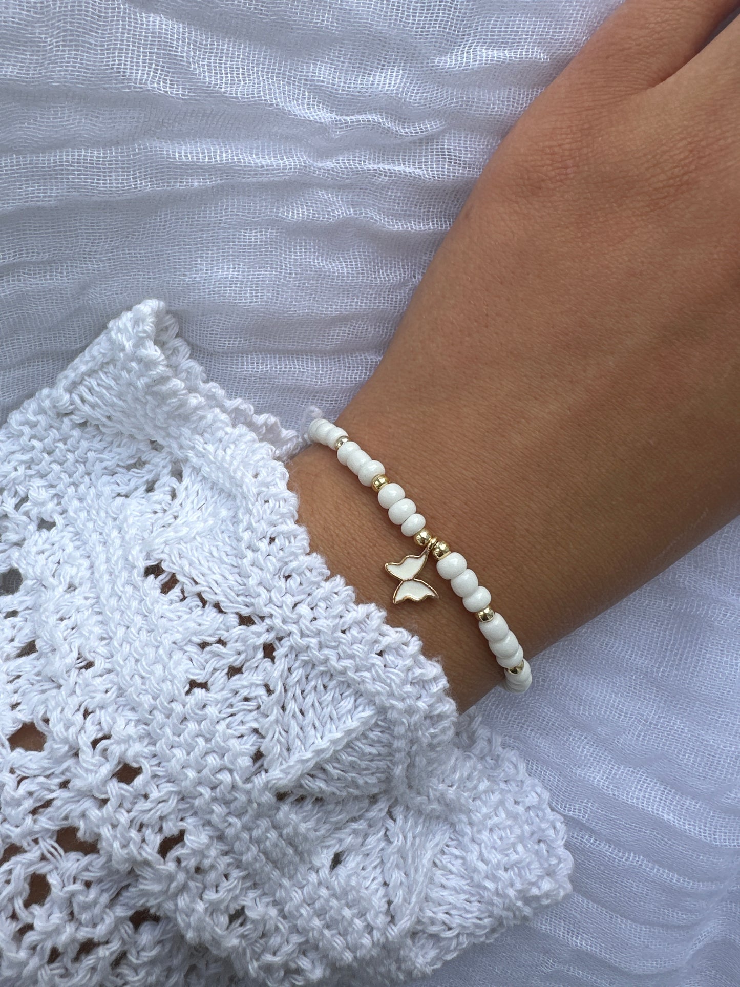 Perlenarmband mit Weißen Perlen und Schmetterling Anhänger - 10382