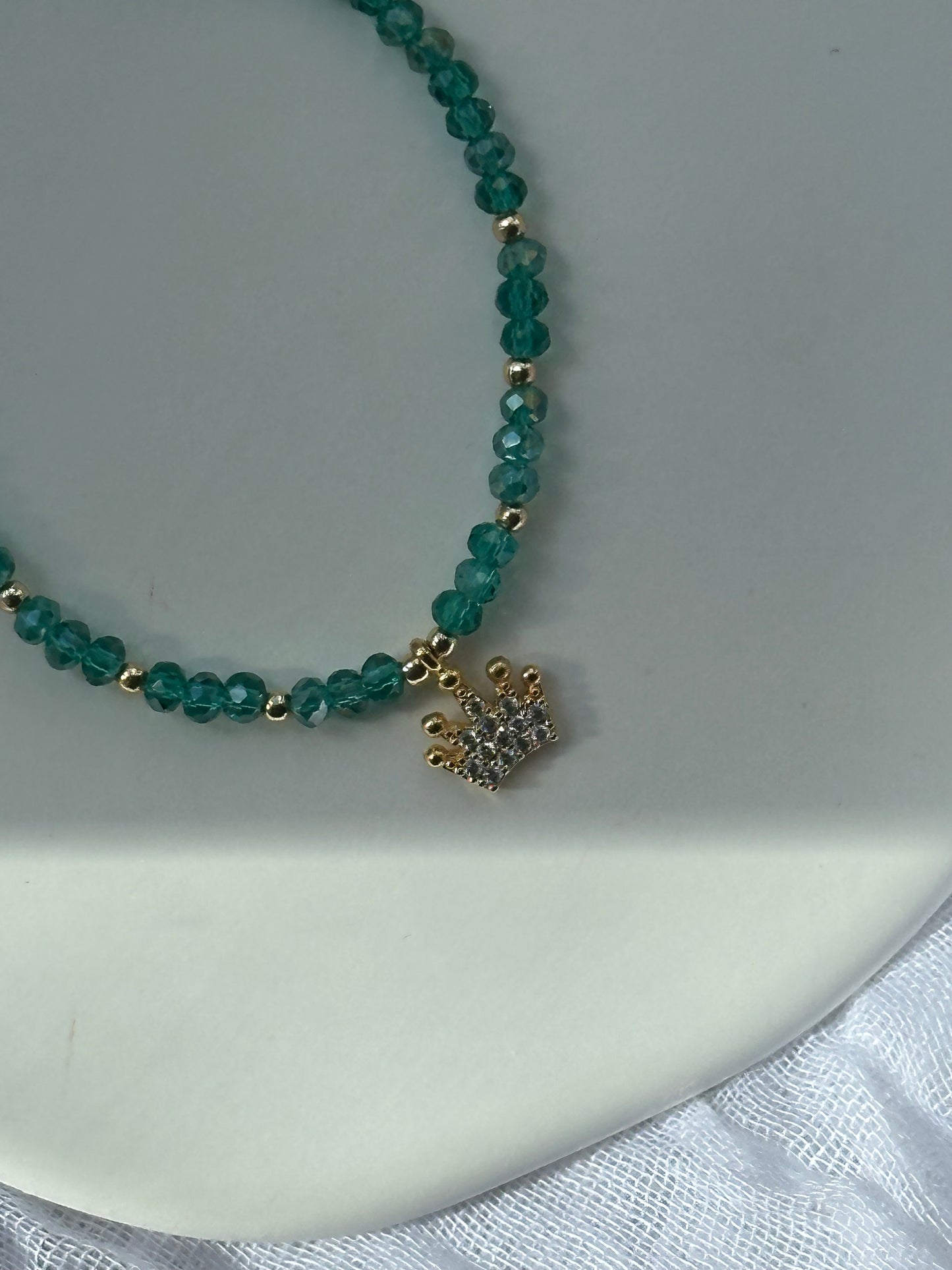 Perlenarmband mit Grünen Kristallperlen + Kronen Anhänger - 10678
