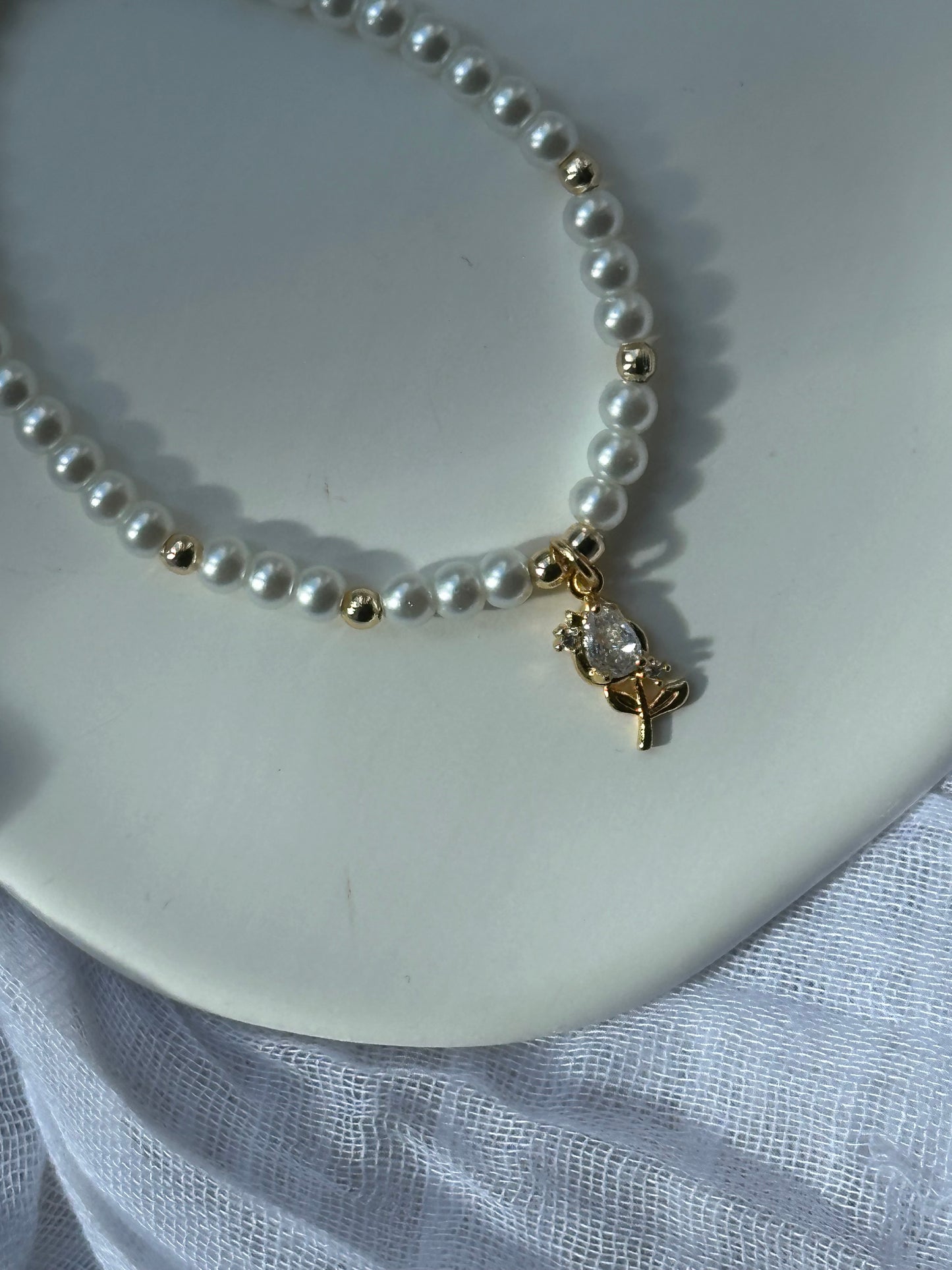 Perlenarmband mit Weißen Glasperlen und Tulpen Anhänger - 10669