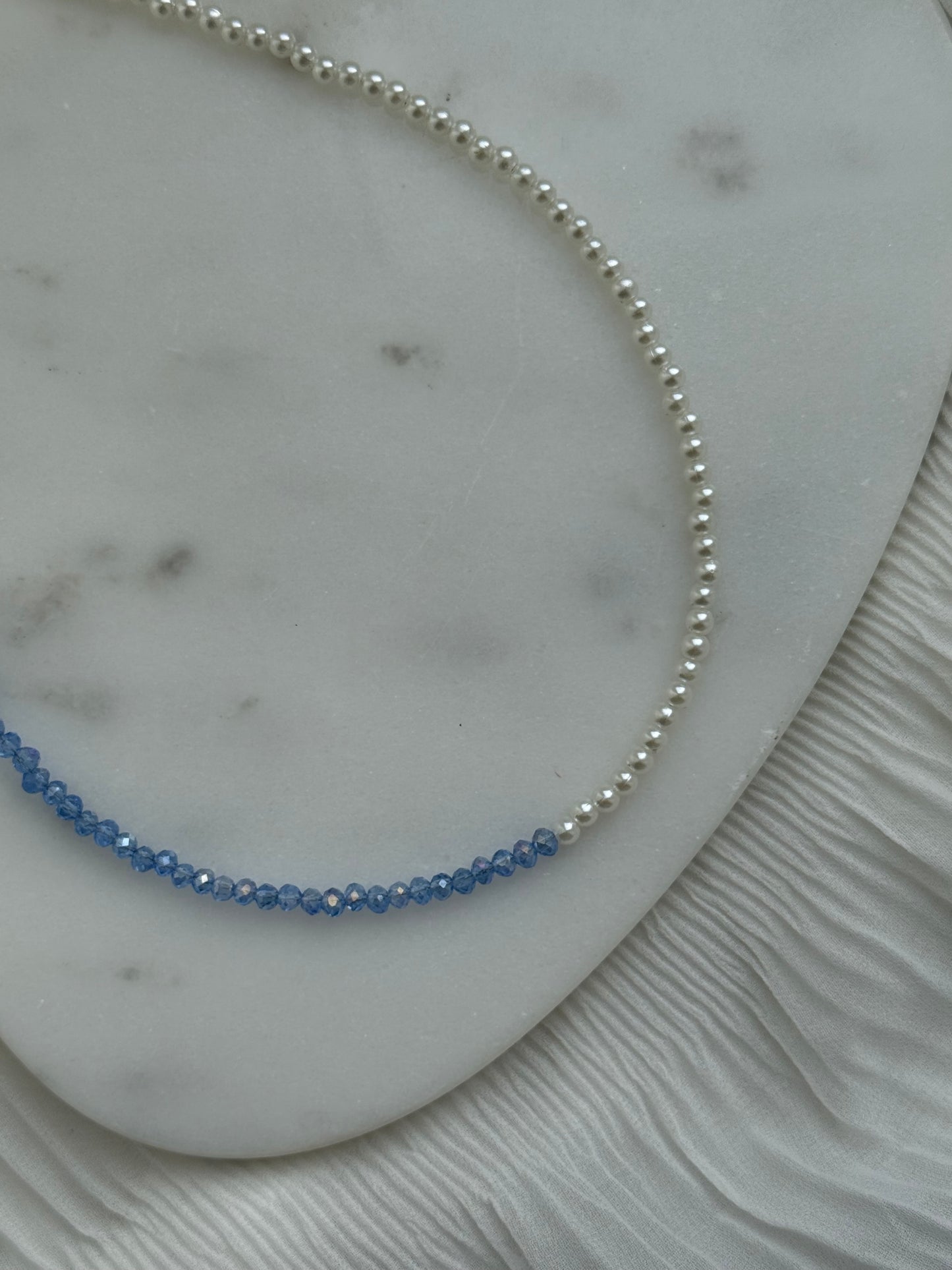 Perlenkette Half & Half mit Blauen Kristallperlen und Weißen Perlen - 111171