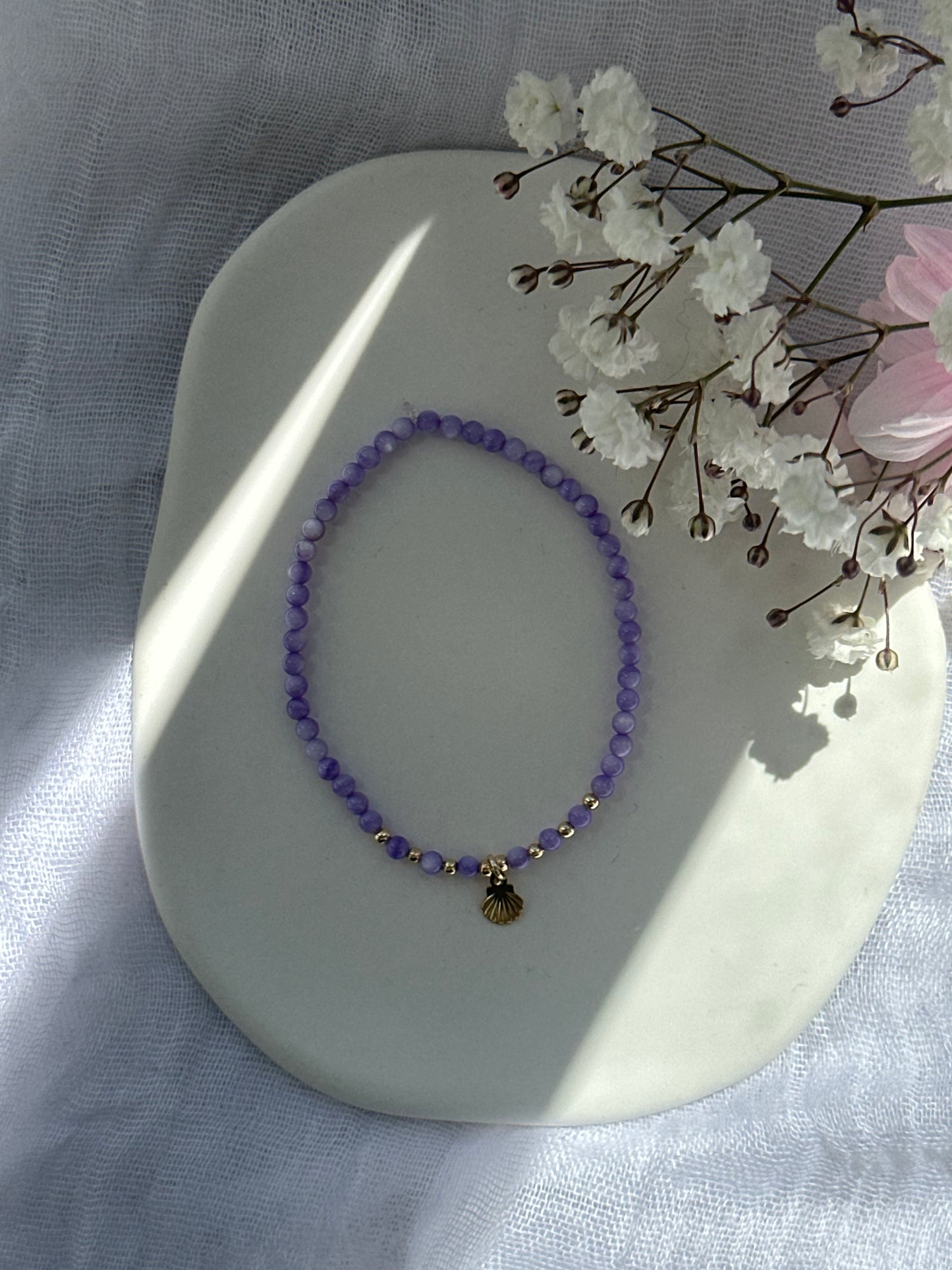 Perlenarmband mit Lila Perlen und goldenen Details + Muschel Anhänger - 10714