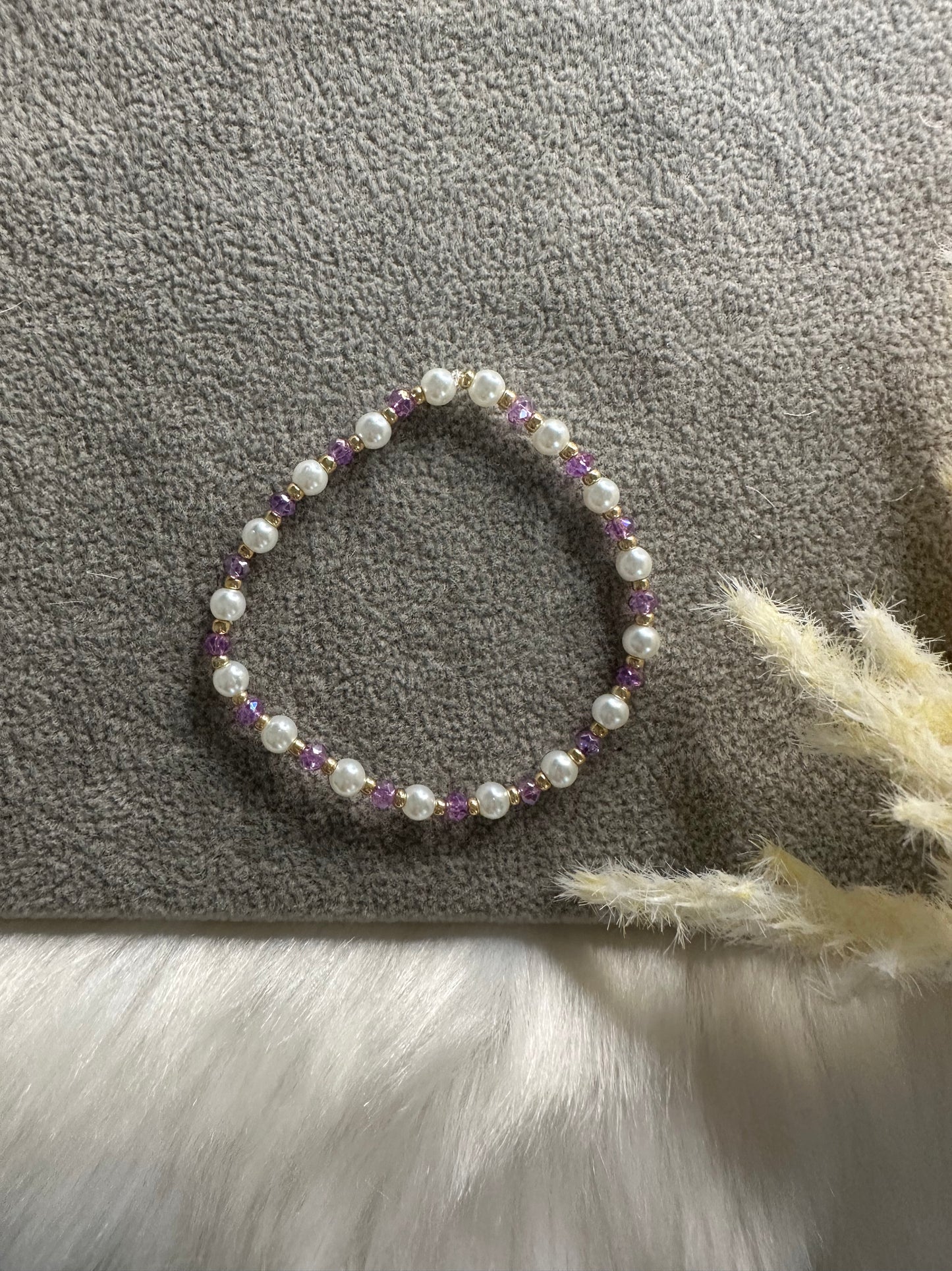 Perlenarmband mit weißen Perlen und lilanen Kristallperlen - 10476