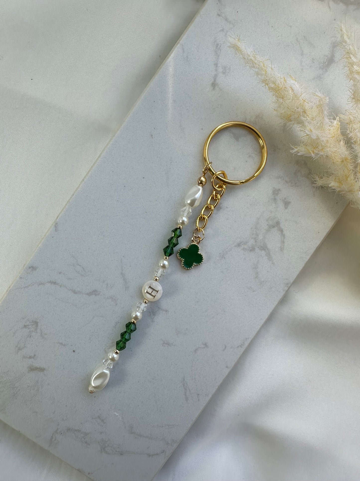 Schlüsselanhänger mit grünen und weißen Perlen und Buchstaben und Kleeblatt Anhänger - 10056