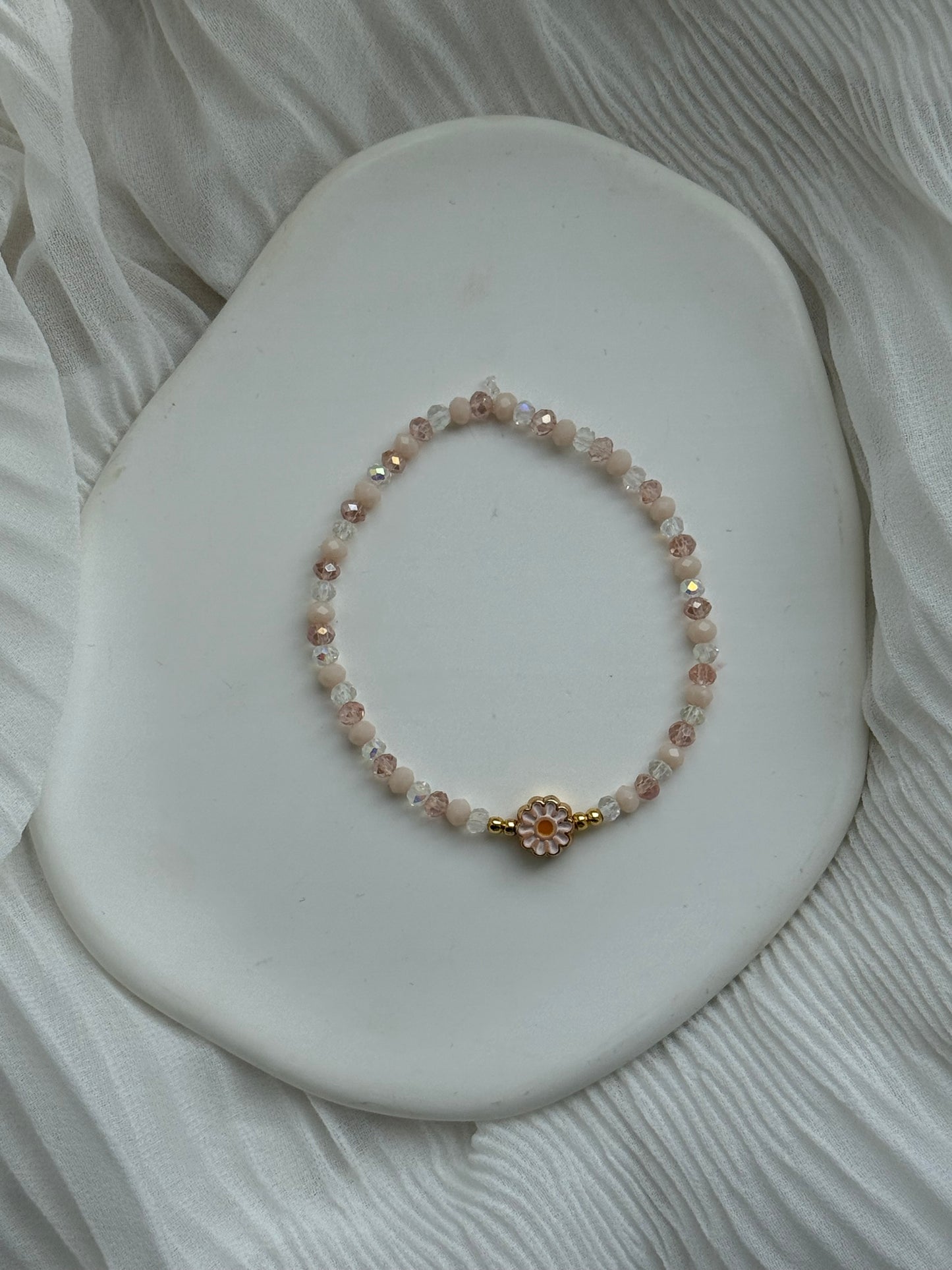 Perlenarmband mit Beigen und Rose Kristallperlen, Goldenen Perlen + Blumen Anhänger - 111175