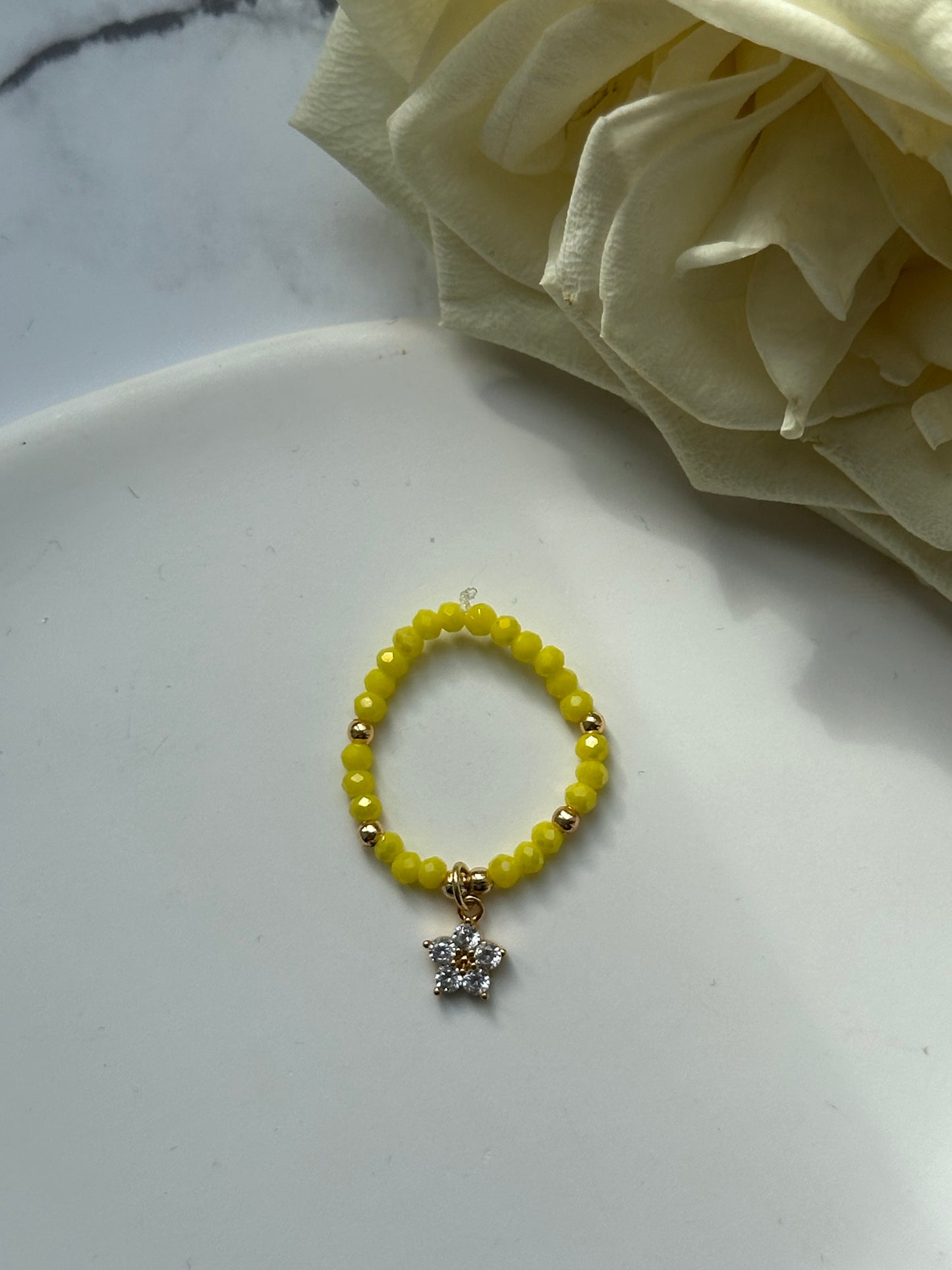 Perlenring mit Gelben Kristallperlen und goldenen Details + Blumen Anhänger - 10908
