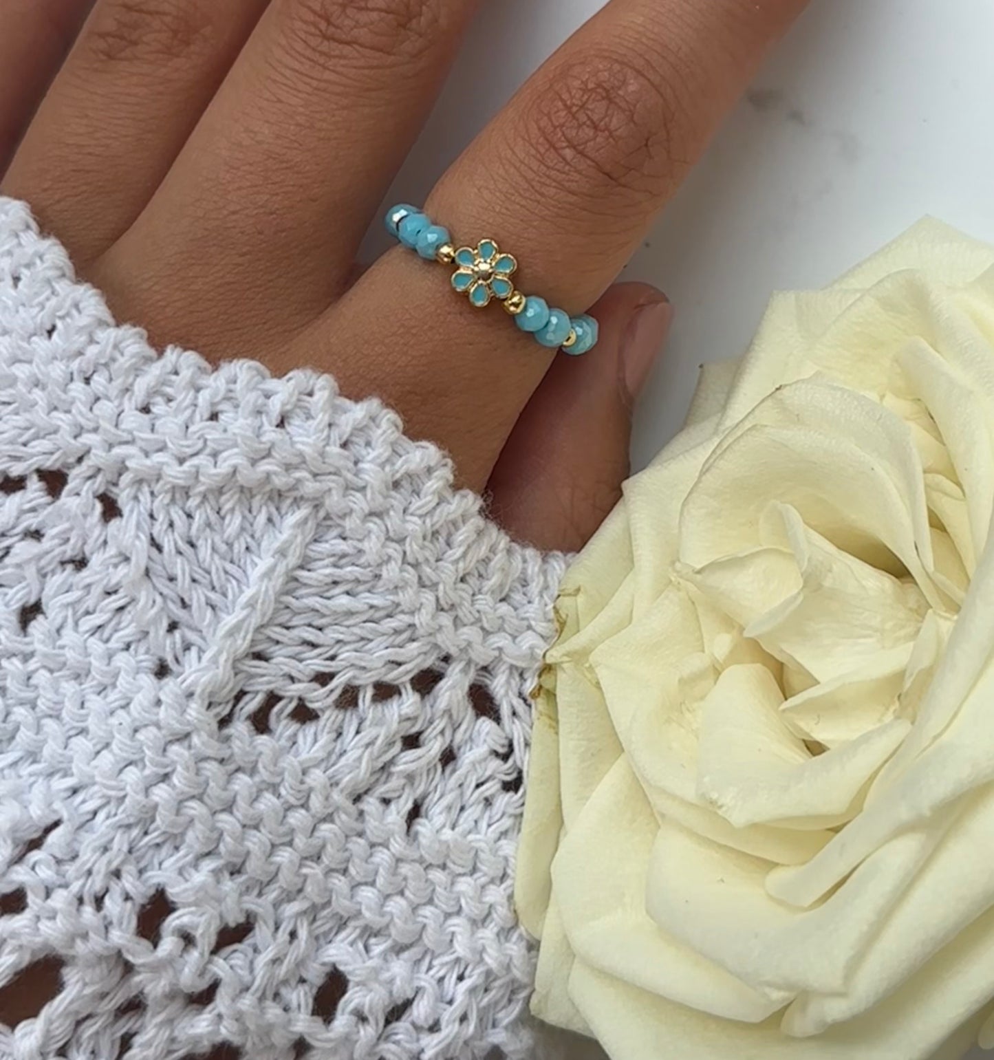 Perlenring mit Blauen Kristallperlen und goldenen Details + Blumen Anhänger - 10912
