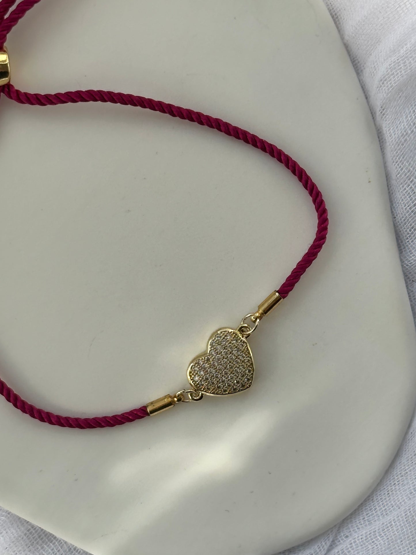 Verstellbares Stoffarmband mit Herz Anhänger - 10861