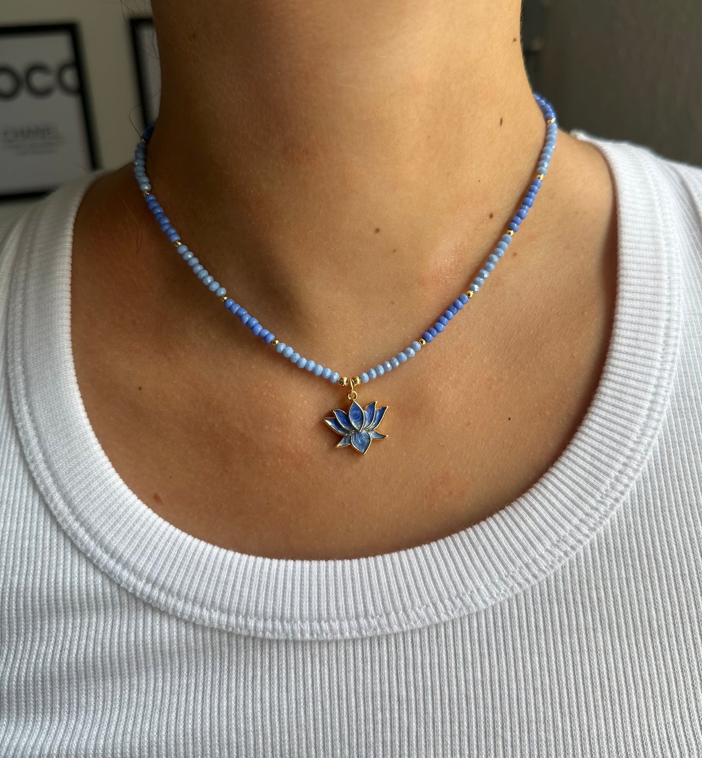 Perlenkette mit Blauen Perlen und Goldenen Perlen + Lotus Anhänger - 10929