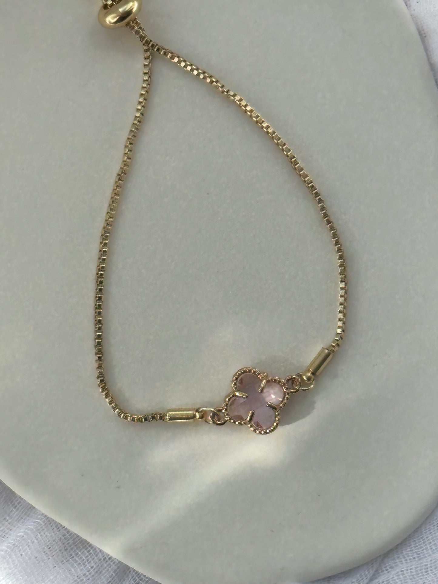 Verstellbares Armband mit Kleeblatt Anhänger - 10858