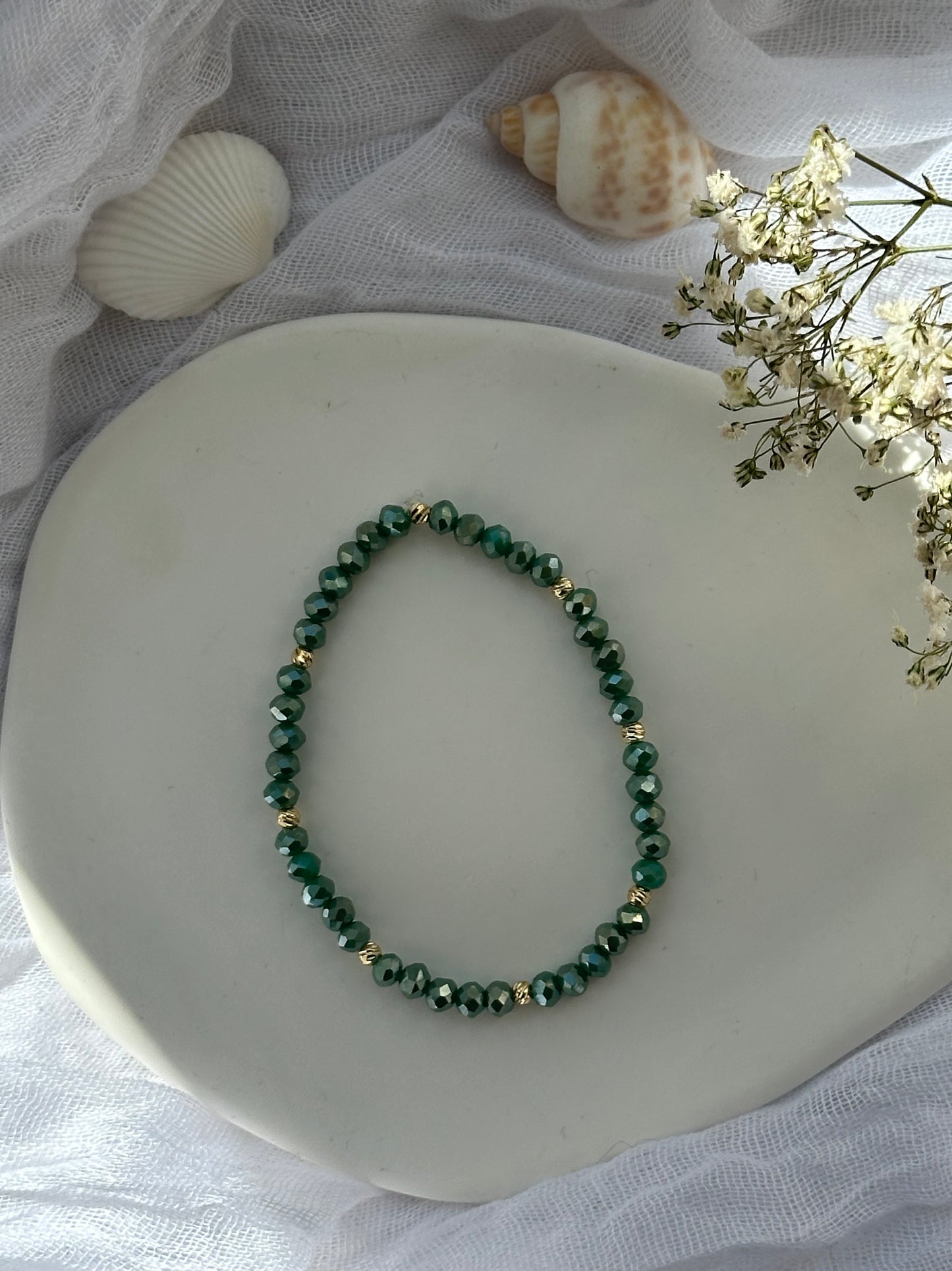 Perlenarmband mit Grünen Kristallperlen und goldenen Dorika Perlen - 10821