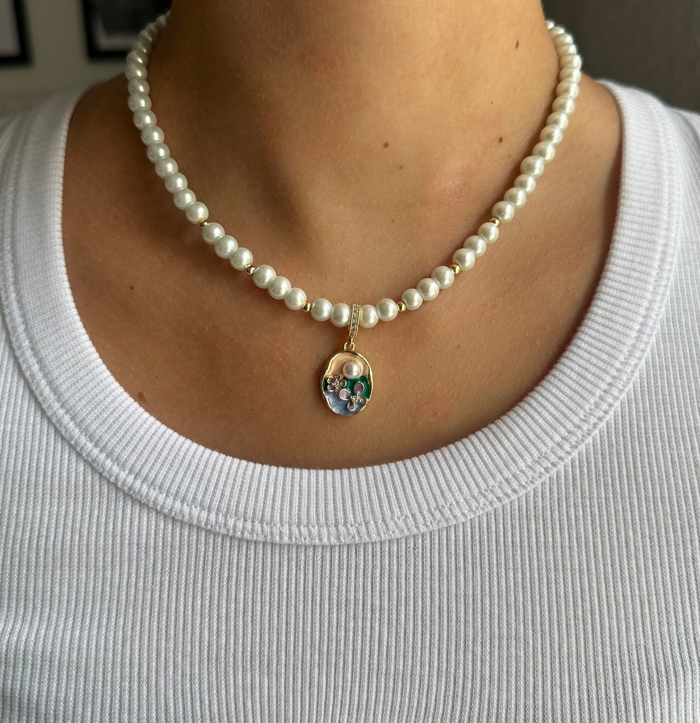 Perlenkette mit Weißen Perlen und Goldenen Perlen + Blumen Anhänger - 10926