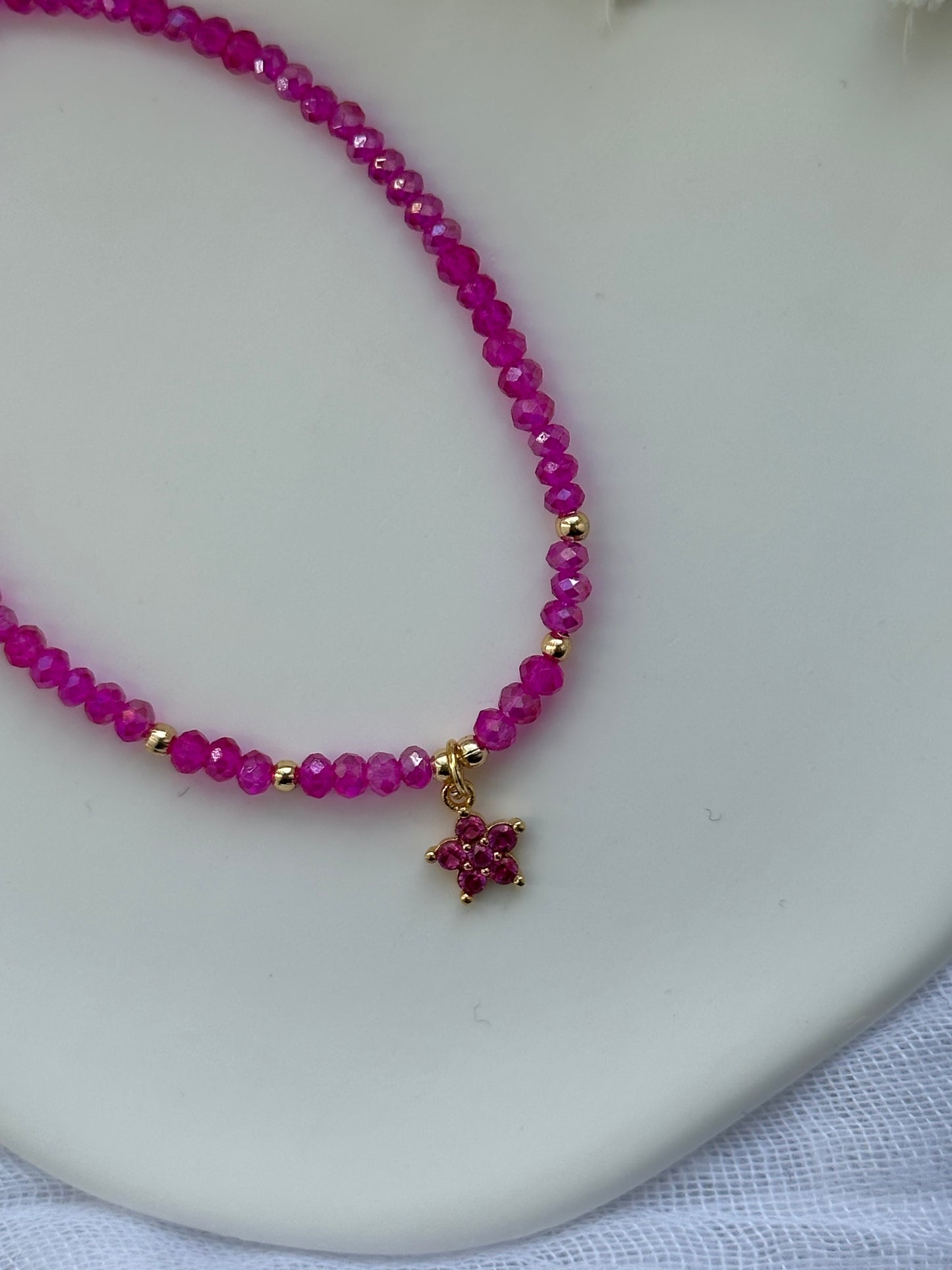 Perlenarmband mit Pinken Kristallperlen und Blumen Anhänger - 10555