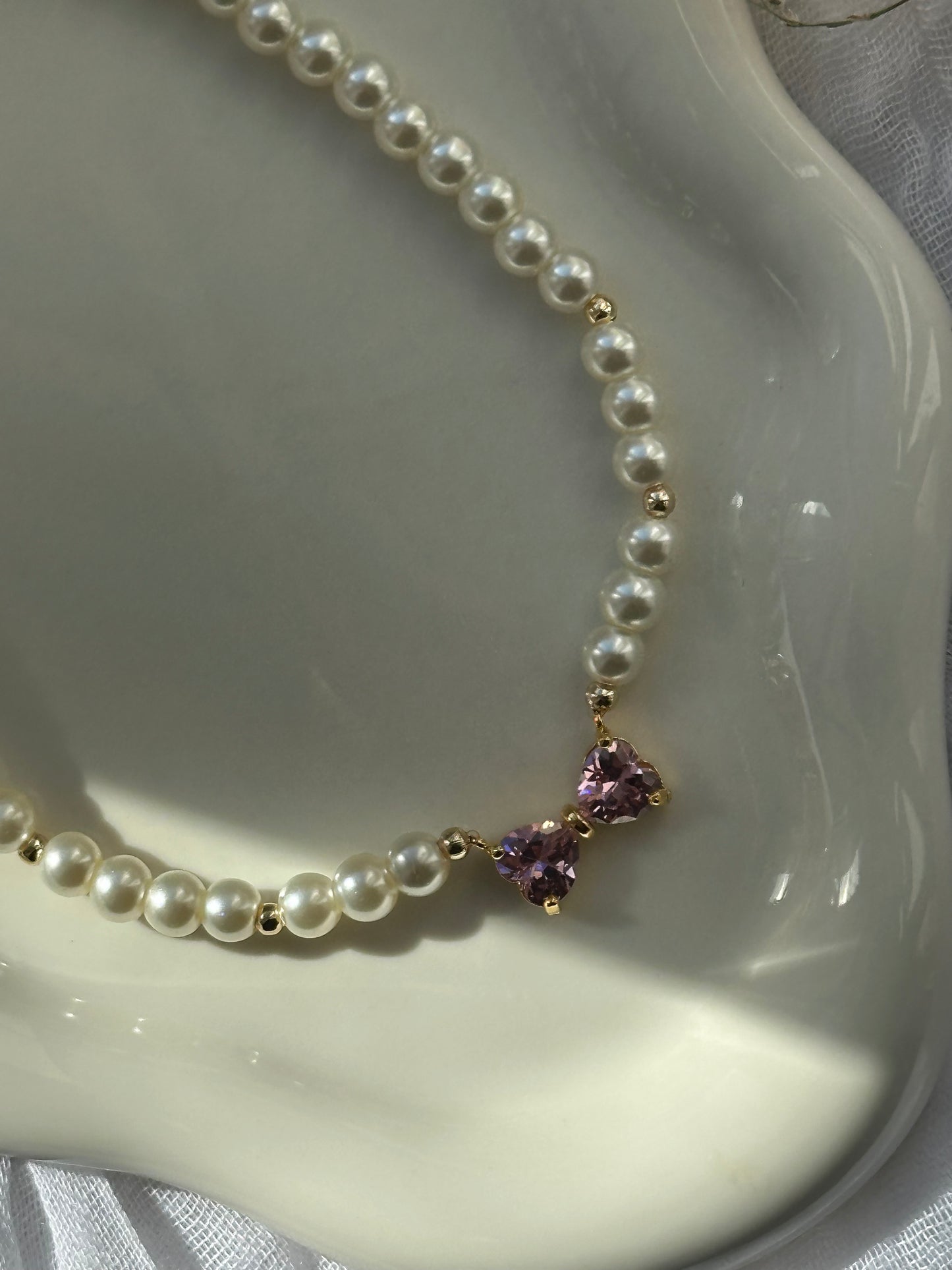 Perlenkette mit Beigen Glasperlen + Zirkonia Rosa Schleifen Anhänger - 10667