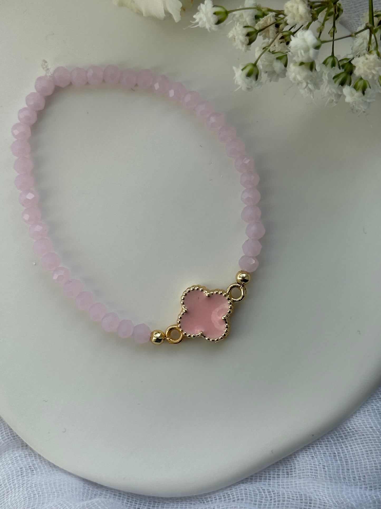 Perlenarmband mit Rosa Kristallperlen + Kleeblatt Anhänger - 10549