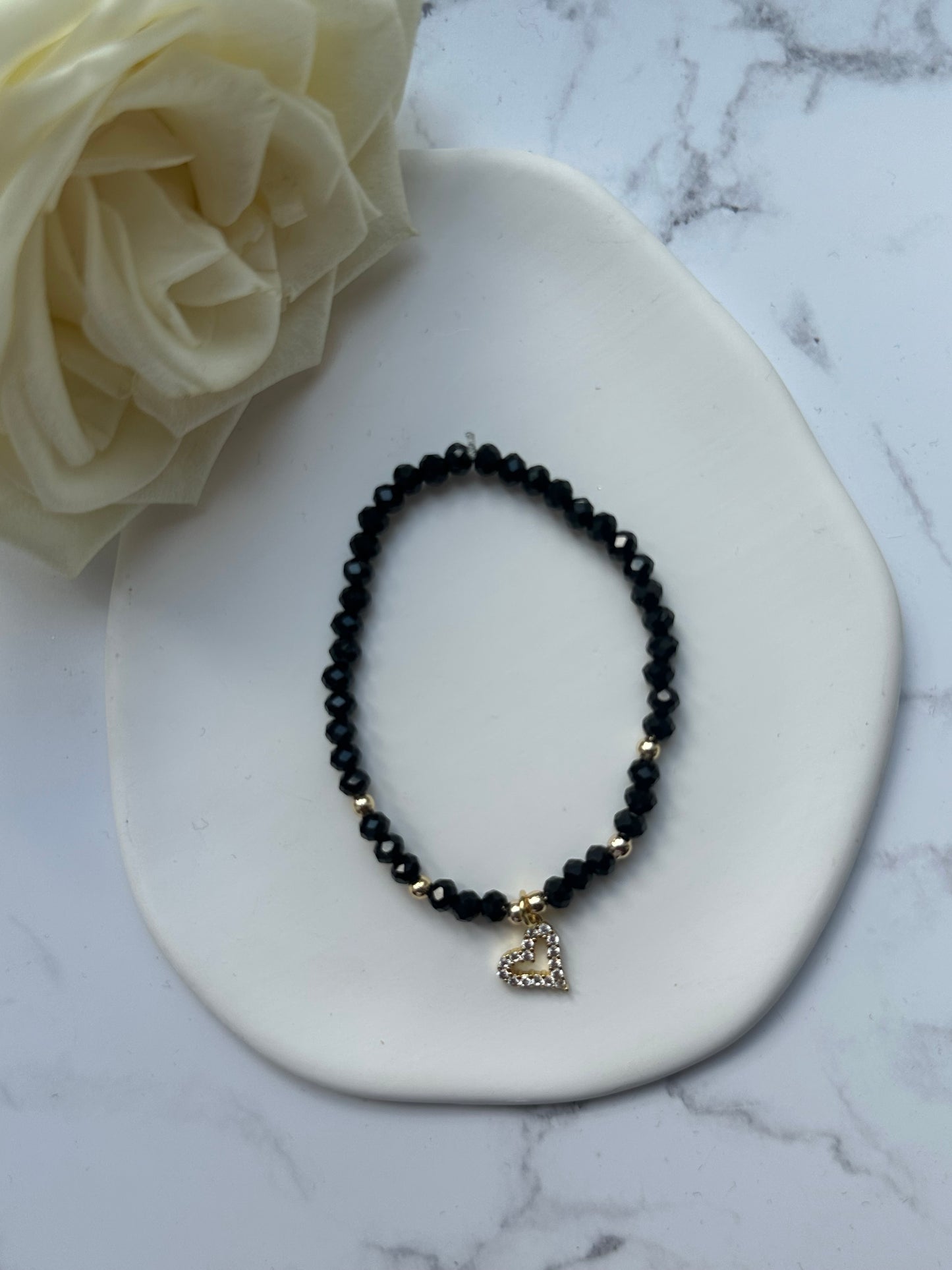 Perlenarmband mit Schwarzen Kristallperlen, Goldenen Perlen + Herz Anhänger - 10902