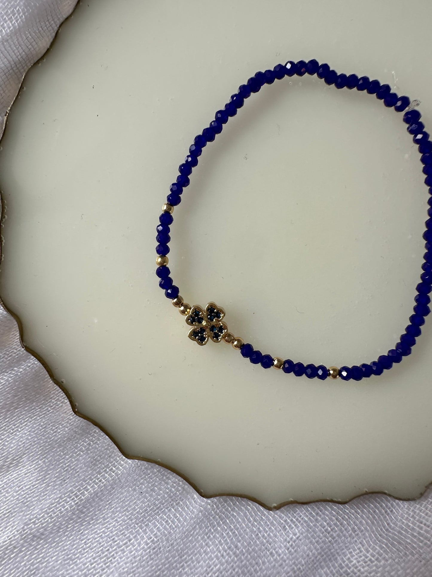 Perlenarmband mit Dunkelblauen Kristallperlen und Kleeblatt Anhänger - 10399